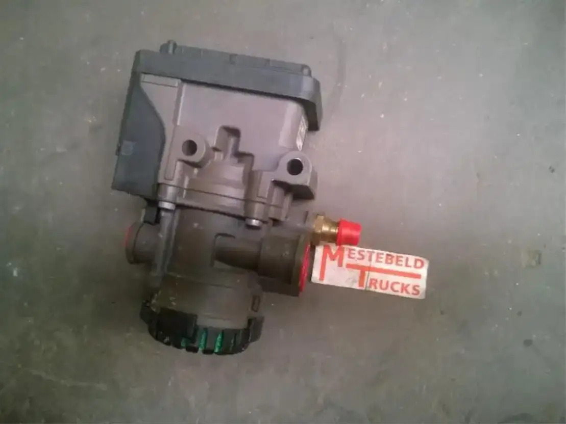 Renault EBS Voorasmodulator - Fék alkatrészek - Teherautó: 1 kép. Renault EBS Voorasmodulator - Fék alkatrészek - Teherautó: 1 kép.