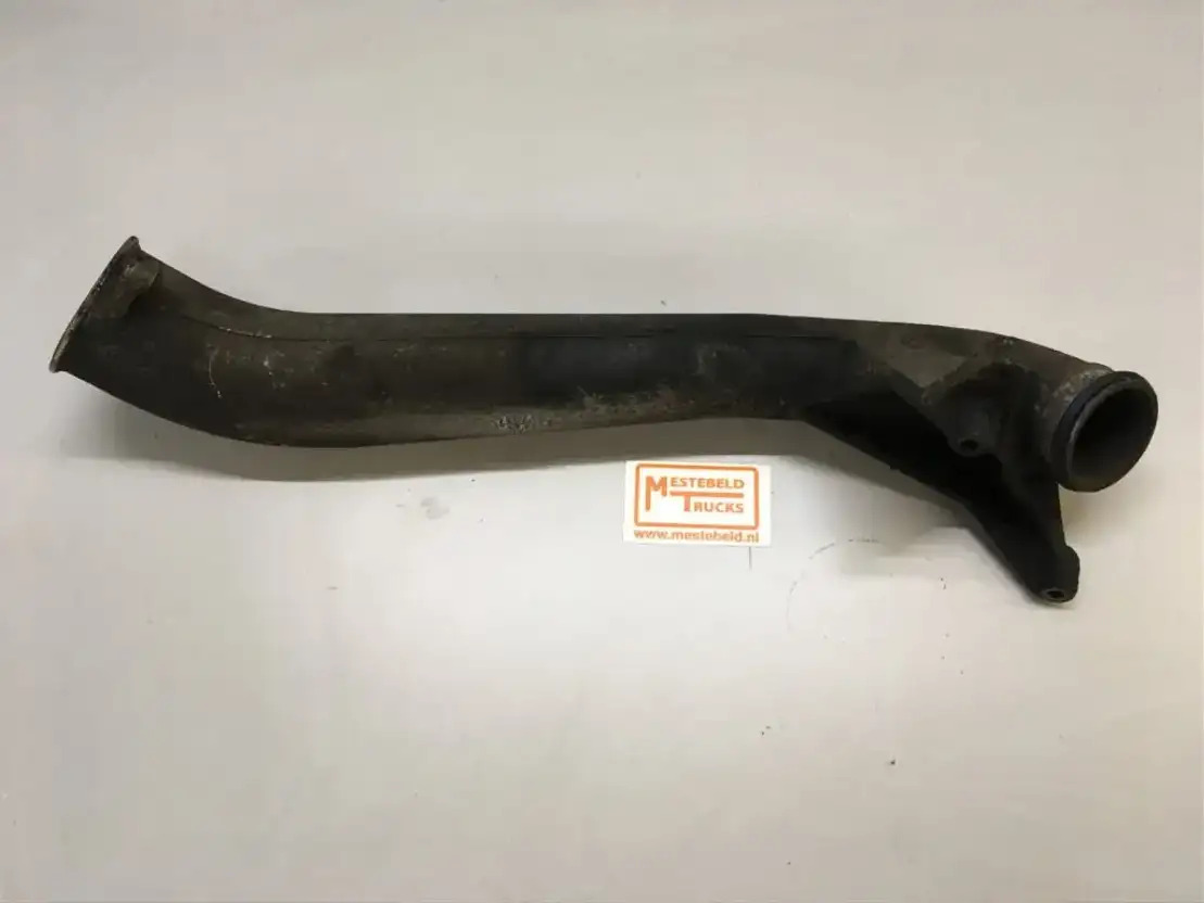 Volvo Inlaatbuis turbo - intercooler FH1 - Légbeszívó rendszer - Teherautó: 1 kép. Volvo Inlaatbuis turbo - intercooler FH1 - Légbeszívó rendszer - Teherautó: 1 kép.