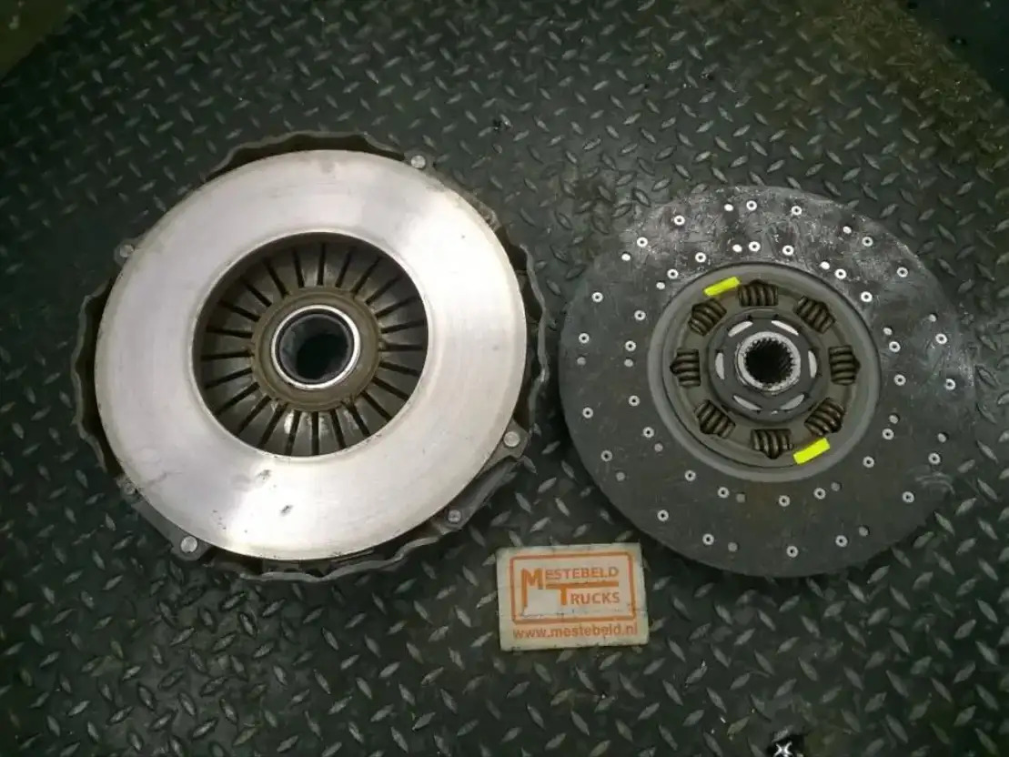 Volvo Koppelingsset - Kuplung és alkatrészek - Teherautó: 2 kép. Volvo Koppelingsset - Kuplung és alkatrészek - Teherautó: 2 kép.