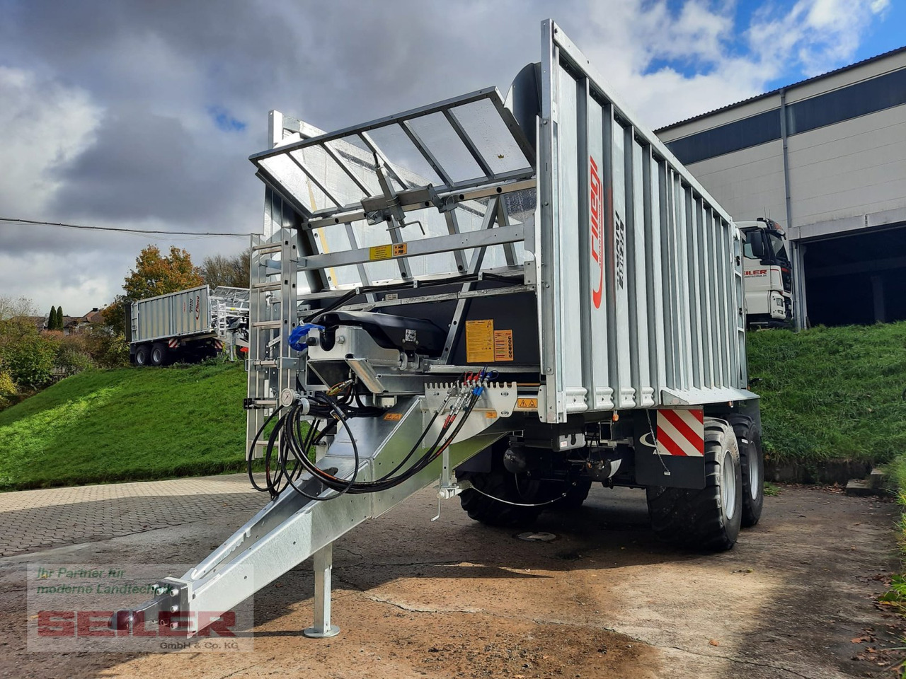Fliegl ASW 271 C FOX 40m³ Franken-Renner - Rendfelszedő: 2 kép. Fliegl ASW 271 C FOX 40m³ Franken-Renner - Rendfelszedő: 2 kép.