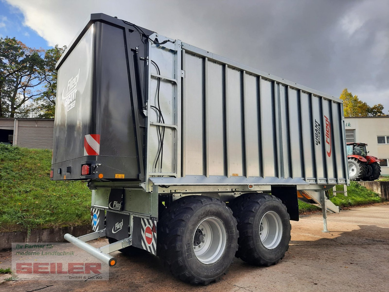Fliegl ASW 271 C FOX 40m³ Franken-Renner - Rendfelszedő: 4 kép. Fliegl ASW 271 C FOX 40m³ Franken-Renner - Rendfelszedő: 4 kép.