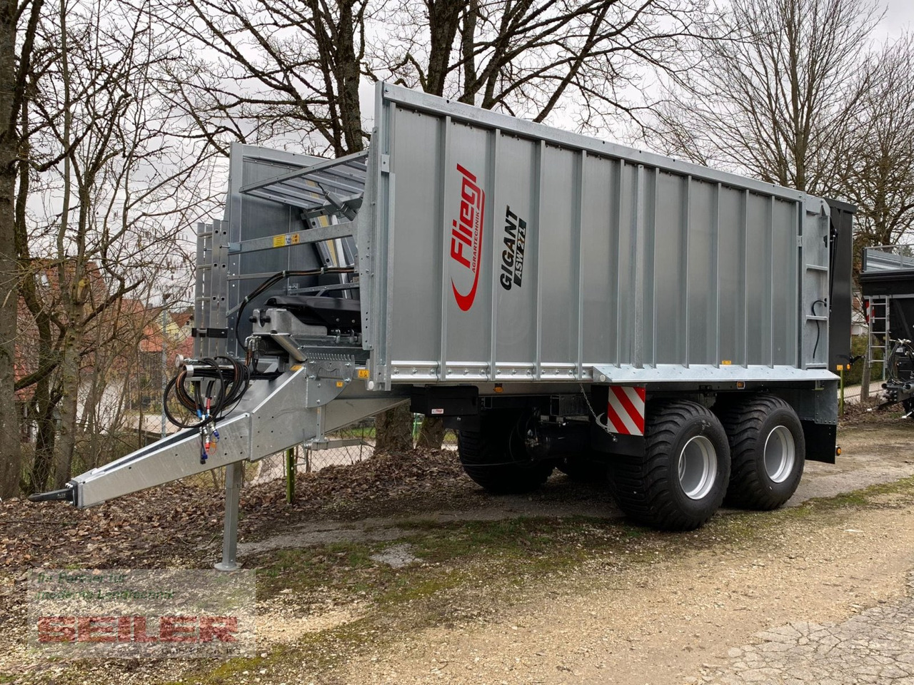 Fliegl ASW 271 C FOX Lenkachse 22,5" 35m³ - Rendfelszedő: 1 kép. Fliegl ASW 271 C FOX Lenkachse 22,5" 35m³ - Rendfelszedő: 1 kép.