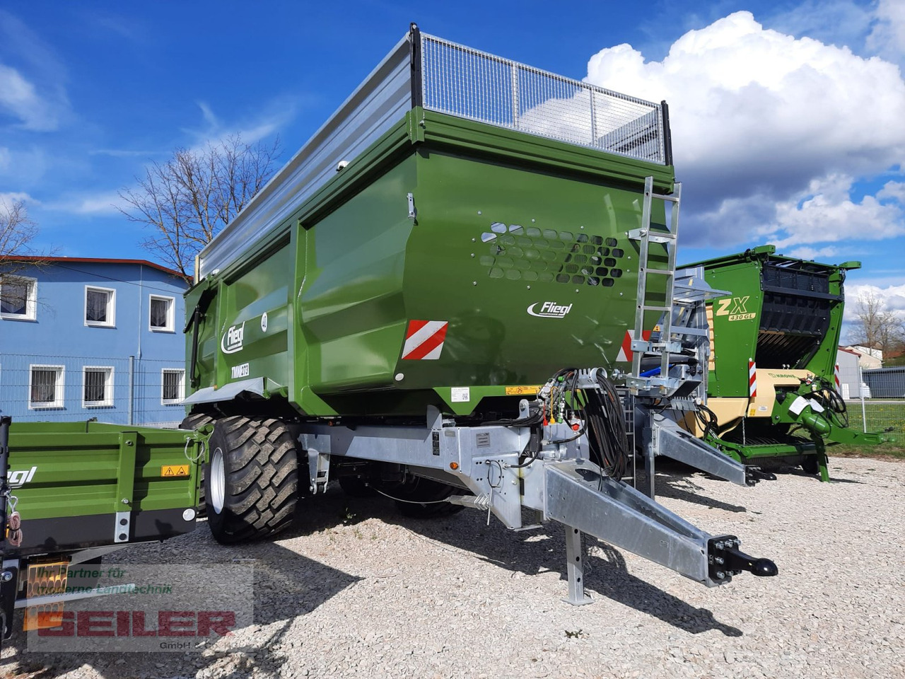 Fliegl TMK 273 FOX JUMBO 40m³ - Mezőgazdasági billenőpótkocsi: 1 kép. Fliegl TMK 273 FOX JUMBO 40m³ - Mezőgazdasági billenőpótkocsi: 1 kép.