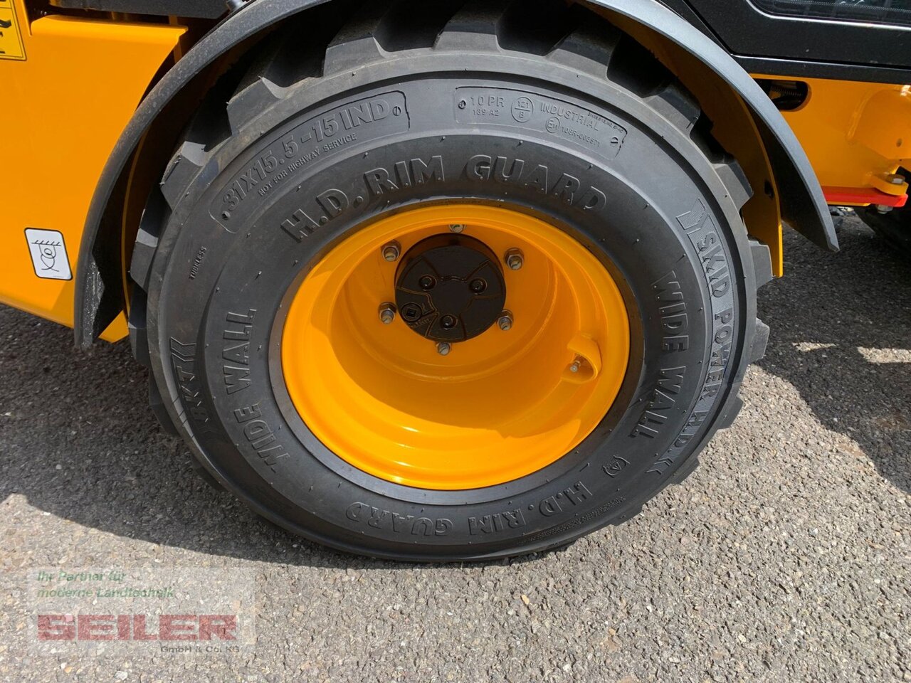 JCB 403 Agri Plus - Derékcsuklós rakodó: 4 kép. JCB 403 Agri Plus - Derékcsuklós rakodó: 4 kép.