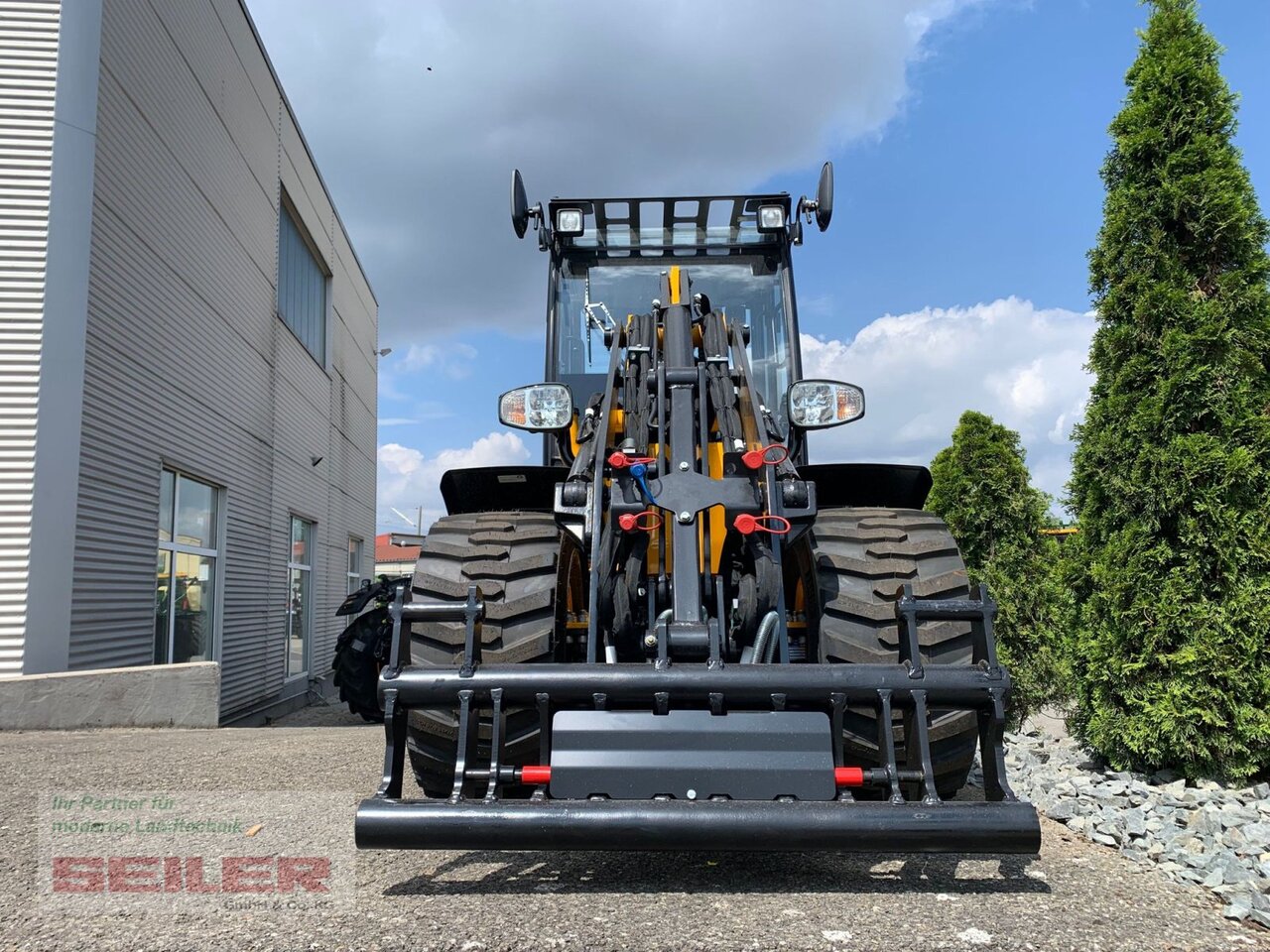 JCB 403 Agri Plus - Derékcsuklós rakodó: 3 kép. JCB 403 Agri Plus - Derékcsuklós rakodó: 3 kép.