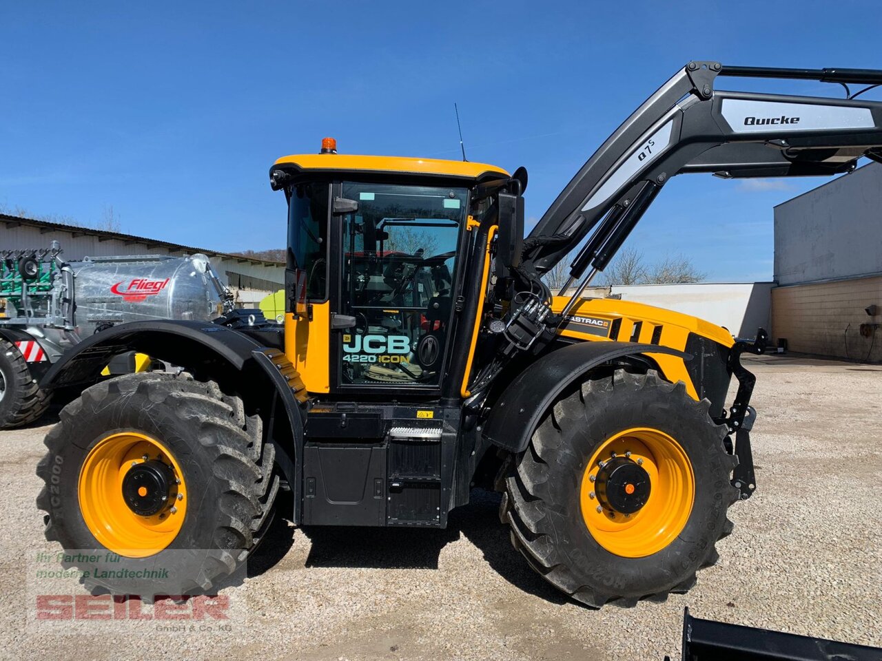 JCB Fastrac 4220 ICON + Frontlader Q7S - Traktor: 2 kép. JCB Fastrac 4220 ICON + Frontlader Q7S - Traktor: 2 kép.