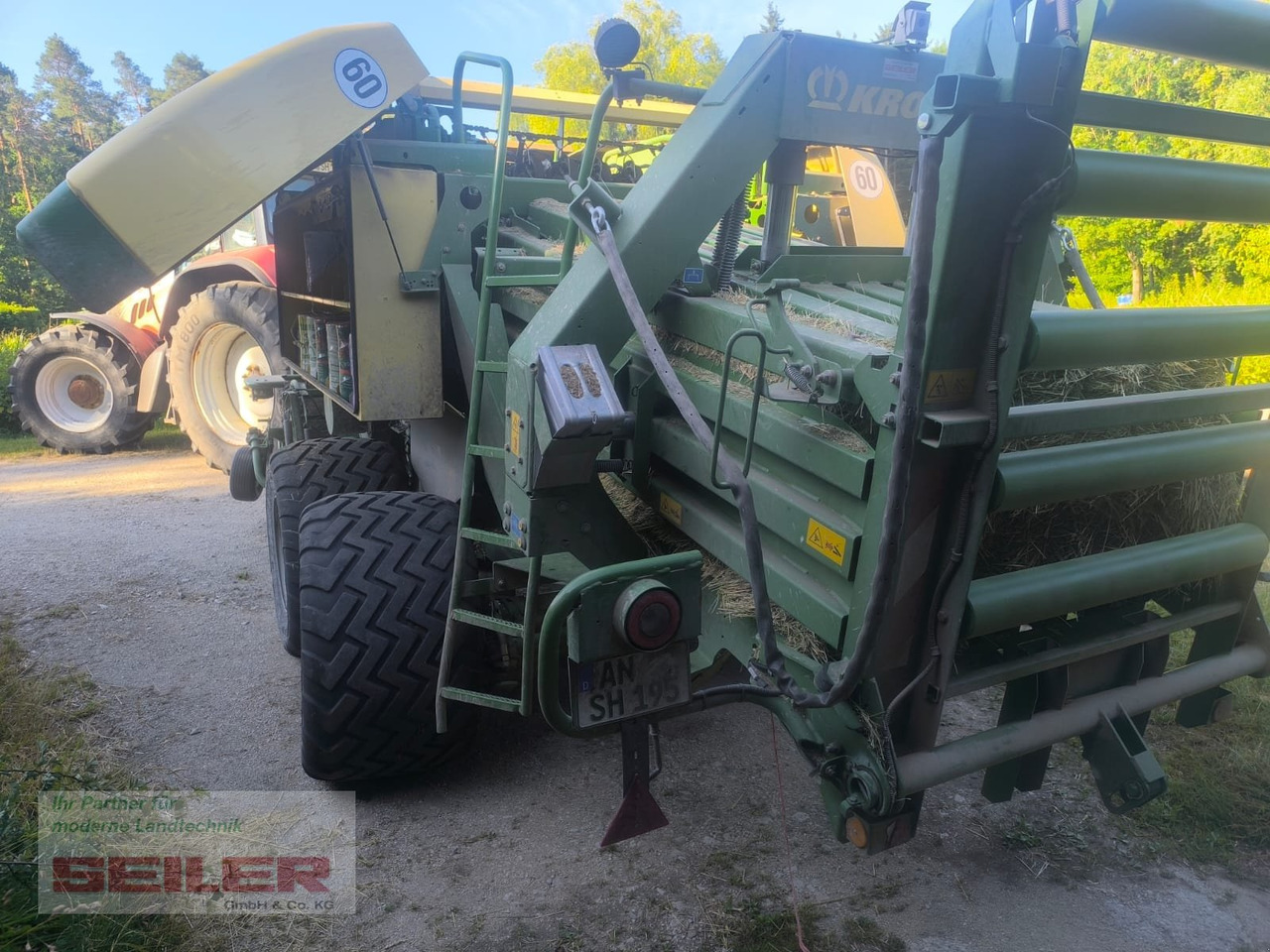 Krone Big Pack 1270 XC - Kocka bálázó: 3 kép. Krone Big Pack 1270 XC - Kocka bálázó: 3 kép.