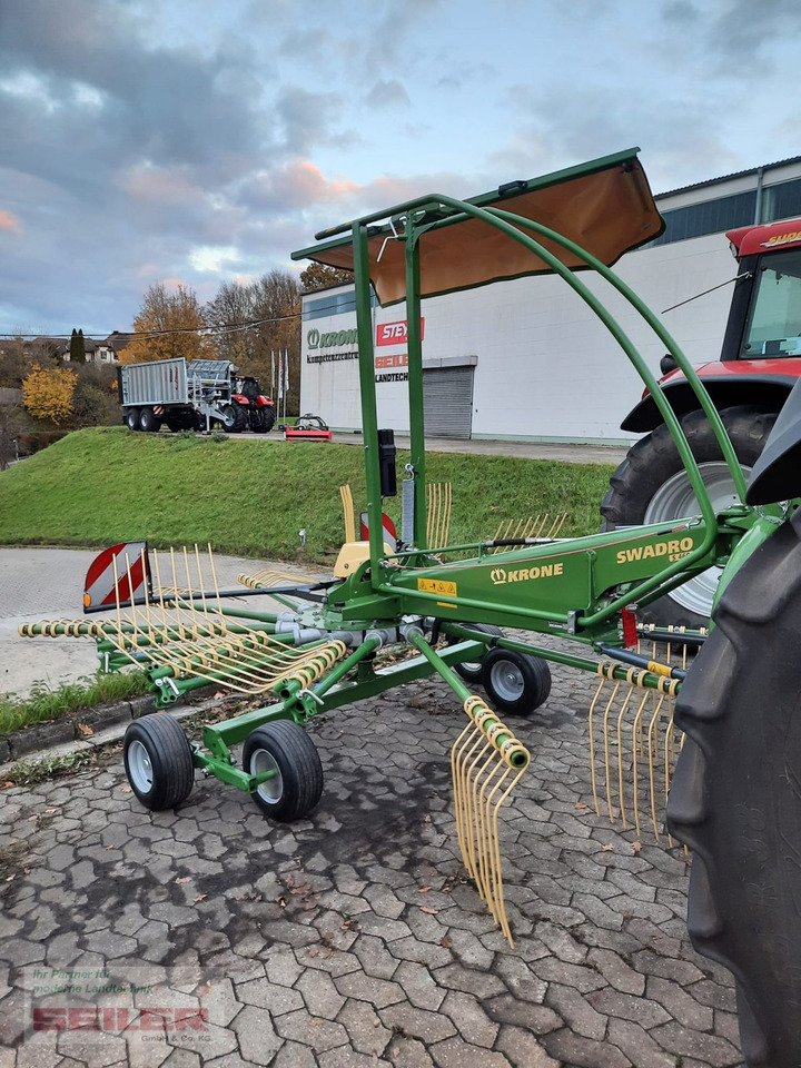 Krone Swadro S460 - Szénaforgató: 2 kép. Krone Swadro S460 - Szénaforgató: 2 kép.