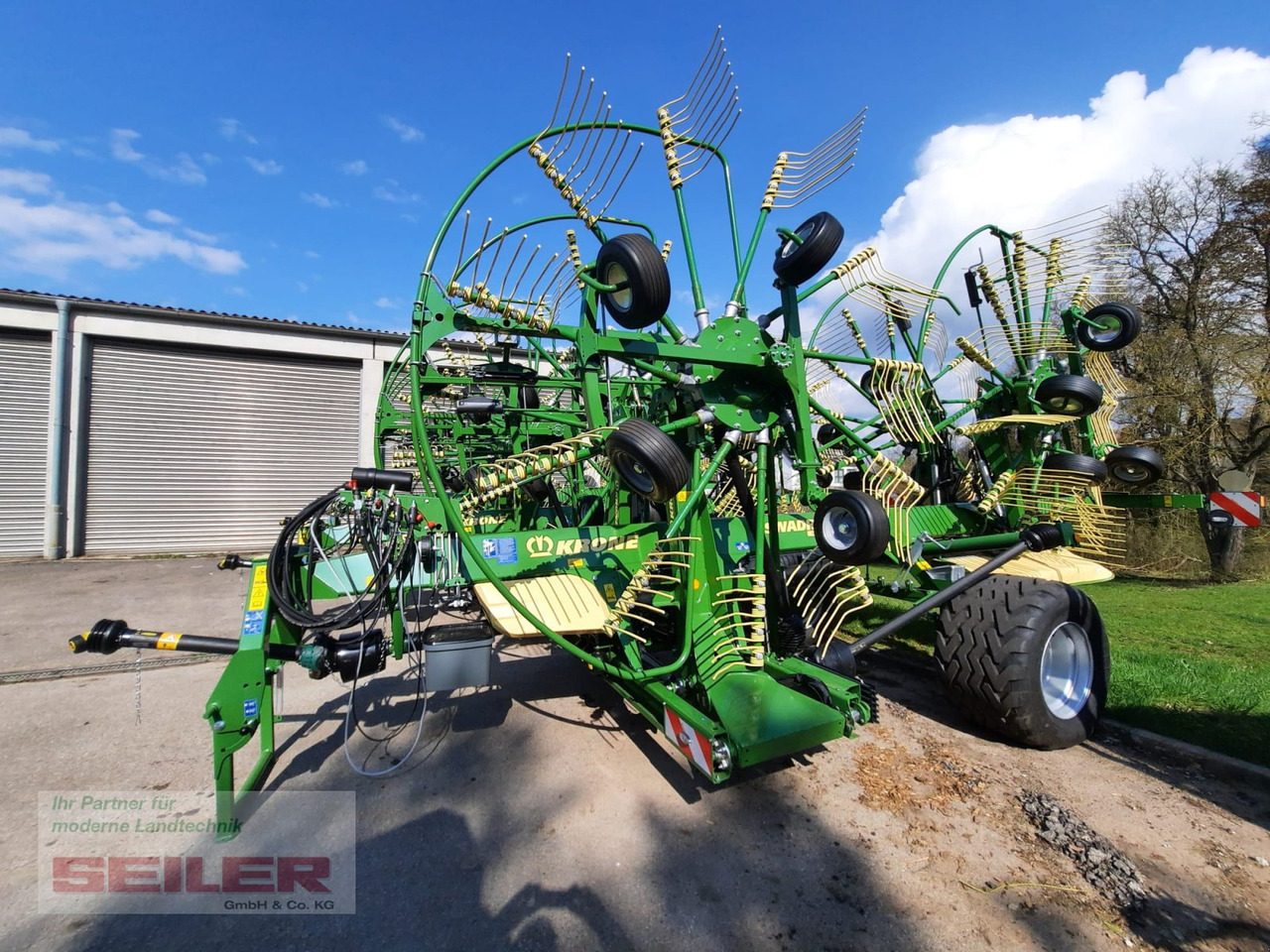 Krone Swadro TC 1250 - Szénaforgató: 2 kép. Krone Swadro TC 1250 - Szénaforgató: 2 kép.