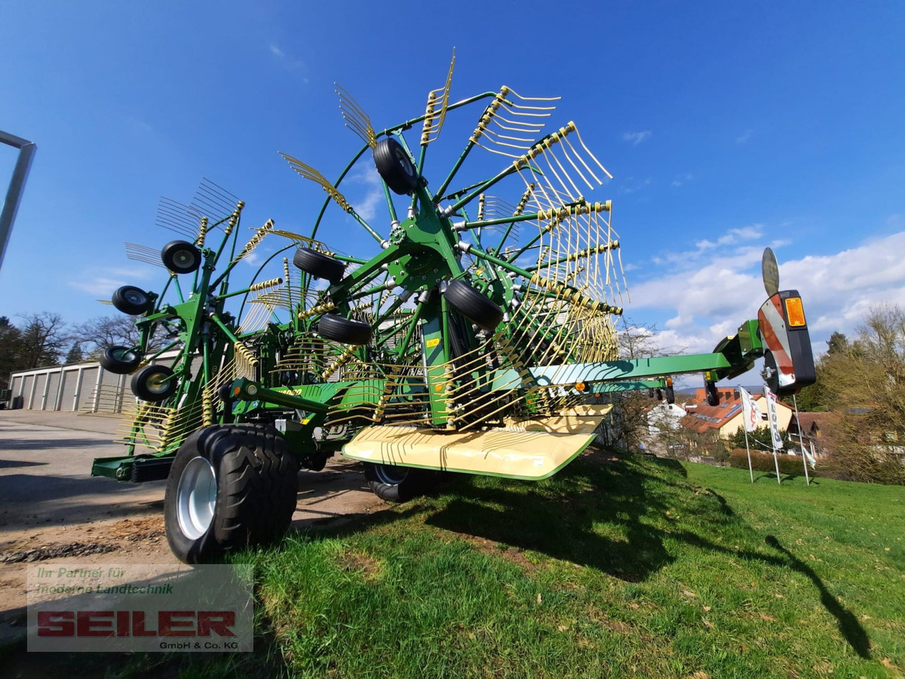 Krone Swadro TC 1250 - Szénaforgató: 3 kép. Krone Swadro TC 1250 - Szénaforgató: 3 kép.