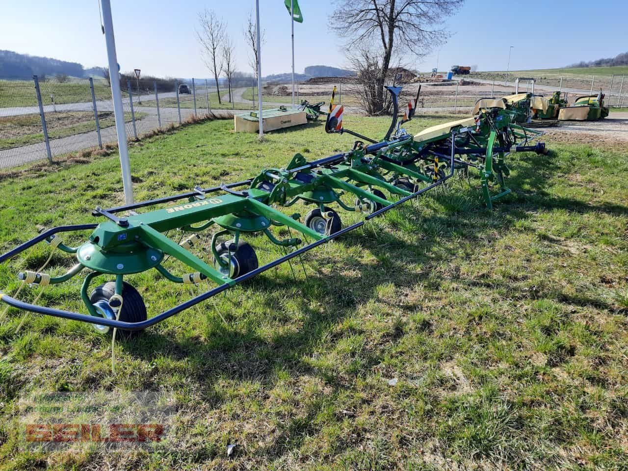Krone Vendro 1120 - Szénaforgató: 4 kép. Krone Vendro 1120 - Szénaforgató: 4 kép.