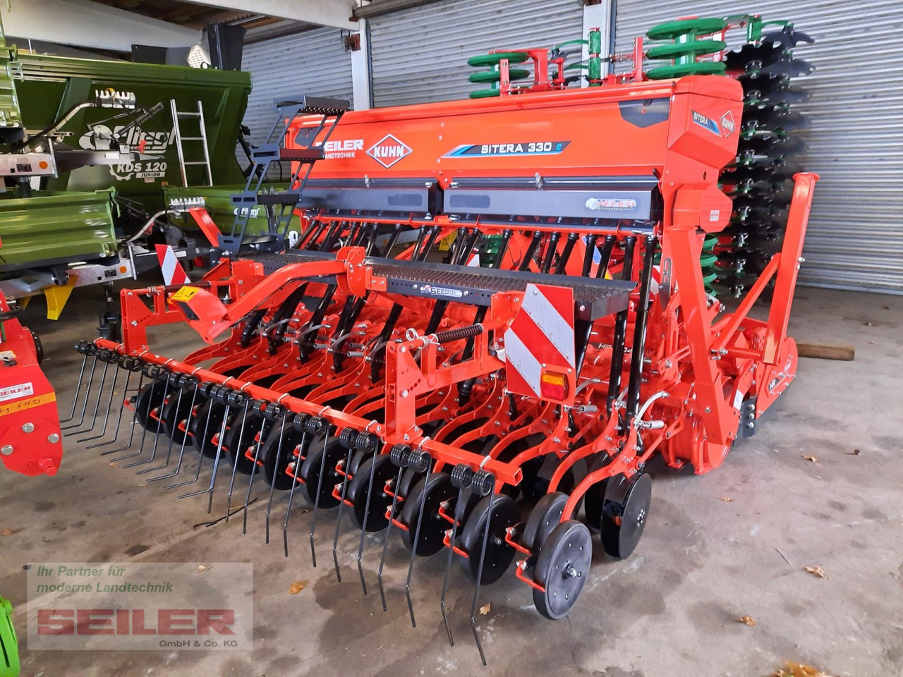 Kuhn HR 304 + Sitera 330-20E - Kombinált vetőgép: 3 kép. Kuhn HR 304 + Sitera 330-20E - Kombinált vetőgép: 3 kép.
