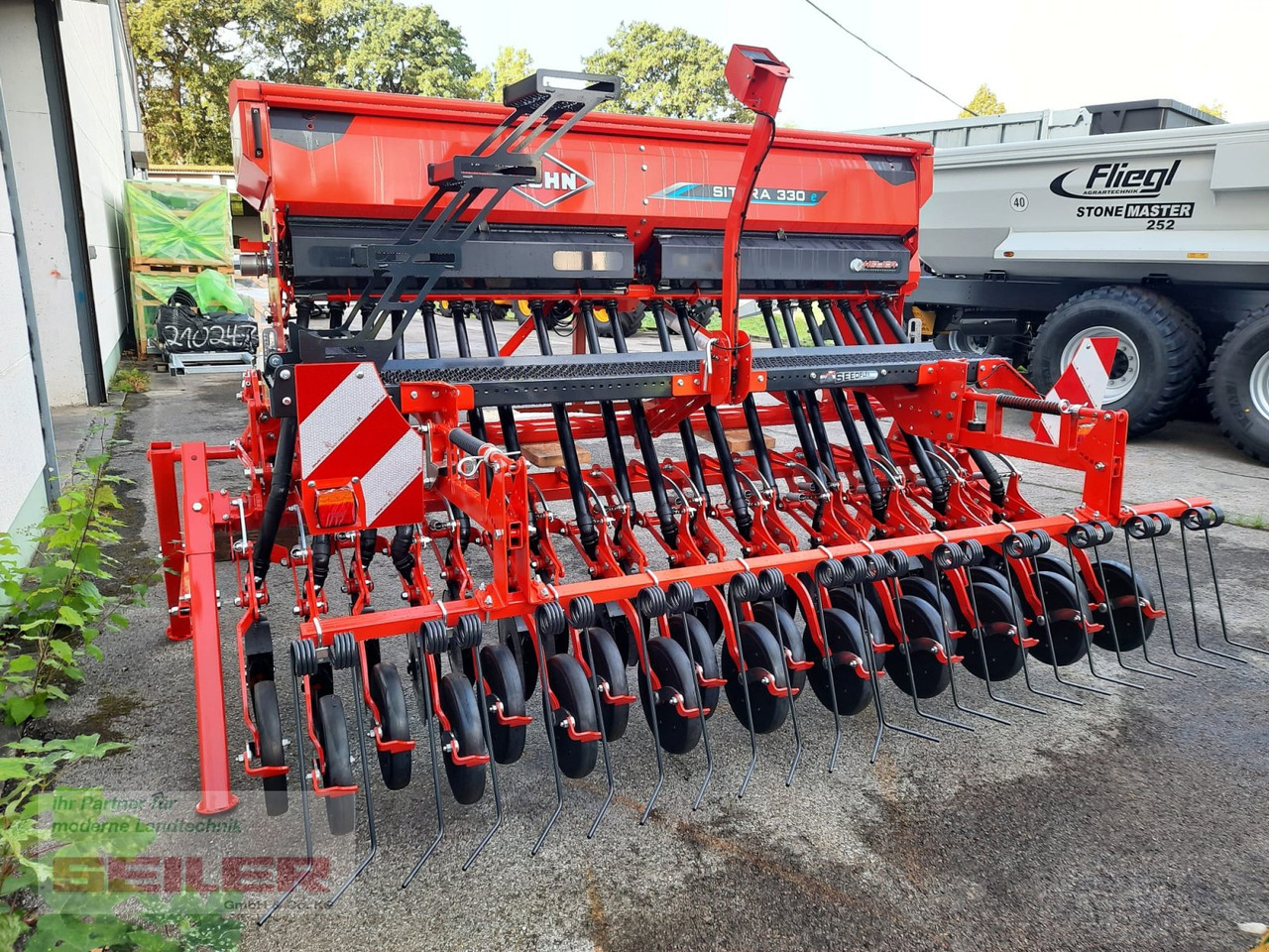 Kuhn HR 304 + Sitera 330-20E - Kombinált vetőgép: 5 kép. Kuhn HR 304 + Sitera 330-20E - Kombinált vetőgép: 5 kép.