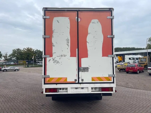 DAF XF 95.380 Euro 2 Manual-Gear - Dobozos felépítményű teherautó: 4 kép. DAF XF 95.380 Euro 2 Manual-Gear - Dobozos felépítményű teherautó: 4 kép.
