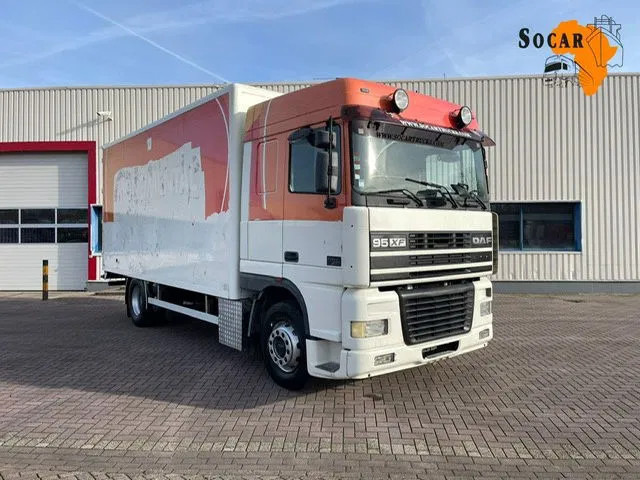 DAF XF 95.380 Euro 2 Manual-Gear - Dobozos felépítményű teherautó: 1 kép. DAF XF 95.380 Euro 2 Manual-Gear - Dobozos felépítményű teherautó: 1 kép.