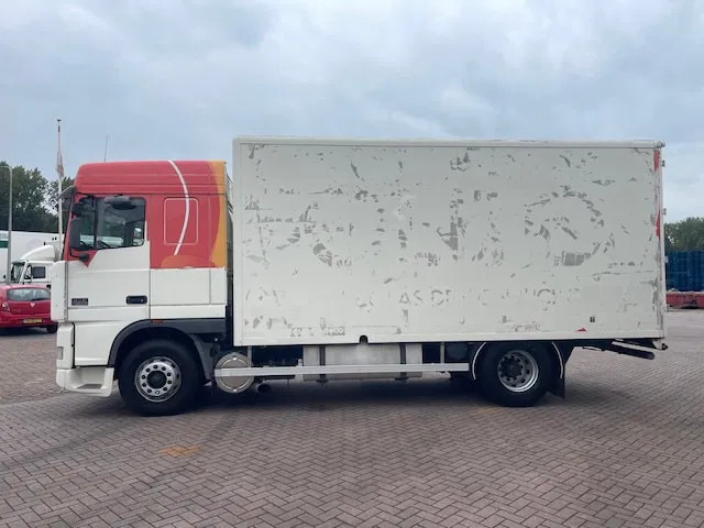 DAF XF 95.380 Euro 2 Manual-Gear - Dobozos felépítményű teherautó: 3 kép. DAF XF 95.380 Euro 2 Manual-Gear - Dobozos felépítményű teherautó: 3 kép.
