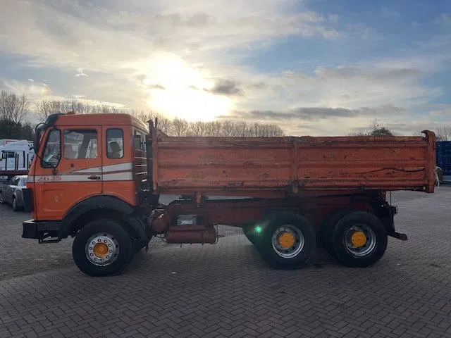 Mercedes-Benz AK 2635 6x4 V8 - Billenőplatós teherautó: 3 kép. Mercedes-Benz AK 2635 6x4 V8 - Billenőplatós teherautó: 3 kép.