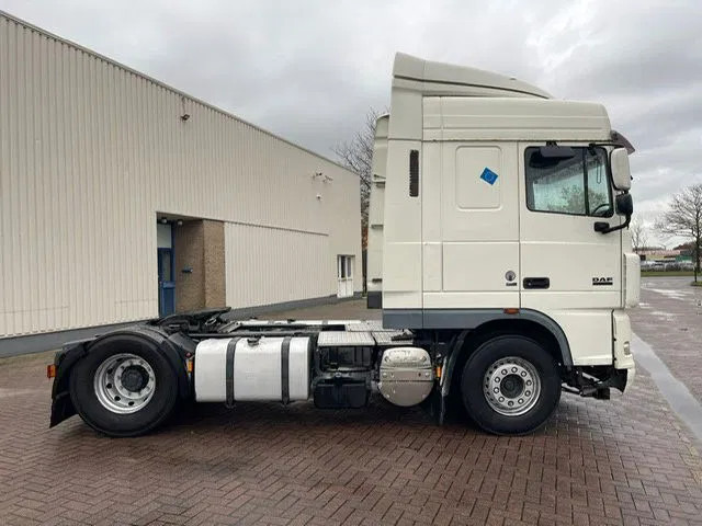 DAF XF 105.410 Euro 5 Automatic Retarder - Nyergesvontató: 2 kép. DAF XF 105.410 Euro 5 Automatic Retarder - Nyergesvontató: 2 kép.