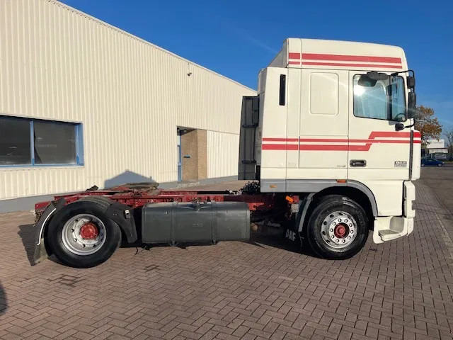 DAF XF 95.430 Manual-Gear Euro 3 - Nyergesvontató: 5 kép. DAF XF 95.430 Manual-Gear Euro 3 - Nyergesvontató: 5 kép.