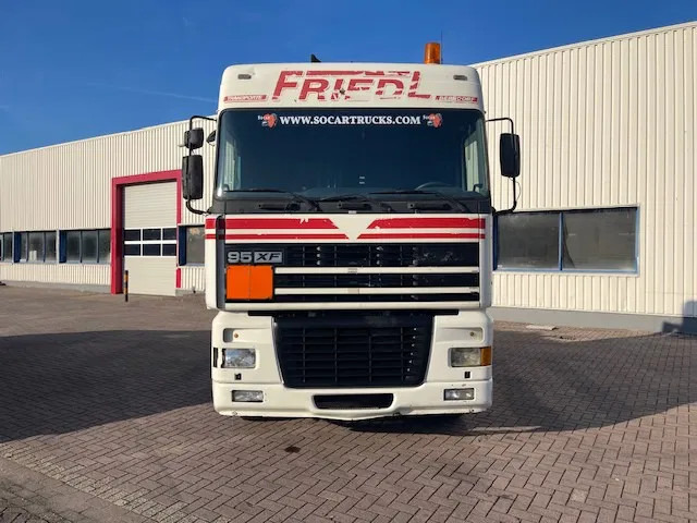 DAF XF 95.430 Manual-Gear Euro 3 - Nyergesvontató: 2 kép. DAF XF 95.430 Manual-Gear Euro 3 - Nyergesvontató: 2 kép.