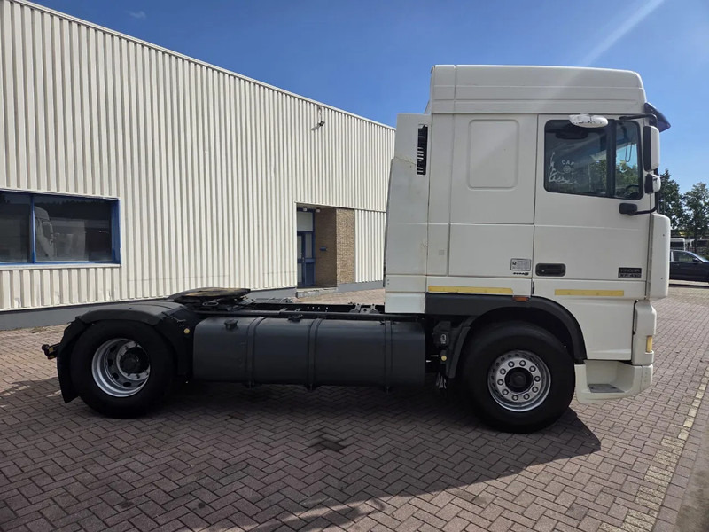 DAF XF 95.430 Manual gear Euro 3 - Nyergesvontató: 2 kép. DAF XF 95.430 Manual gear Euro 3 - Nyergesvontató: 2 kép.