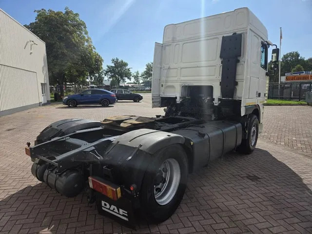 DAF XF 95.430 Manual gear Euro 3 - Nyergesvontató: 4 kép. DAF XF 95.430 Manual gear Euro 3 - Nyergesvontató: 4 kép.