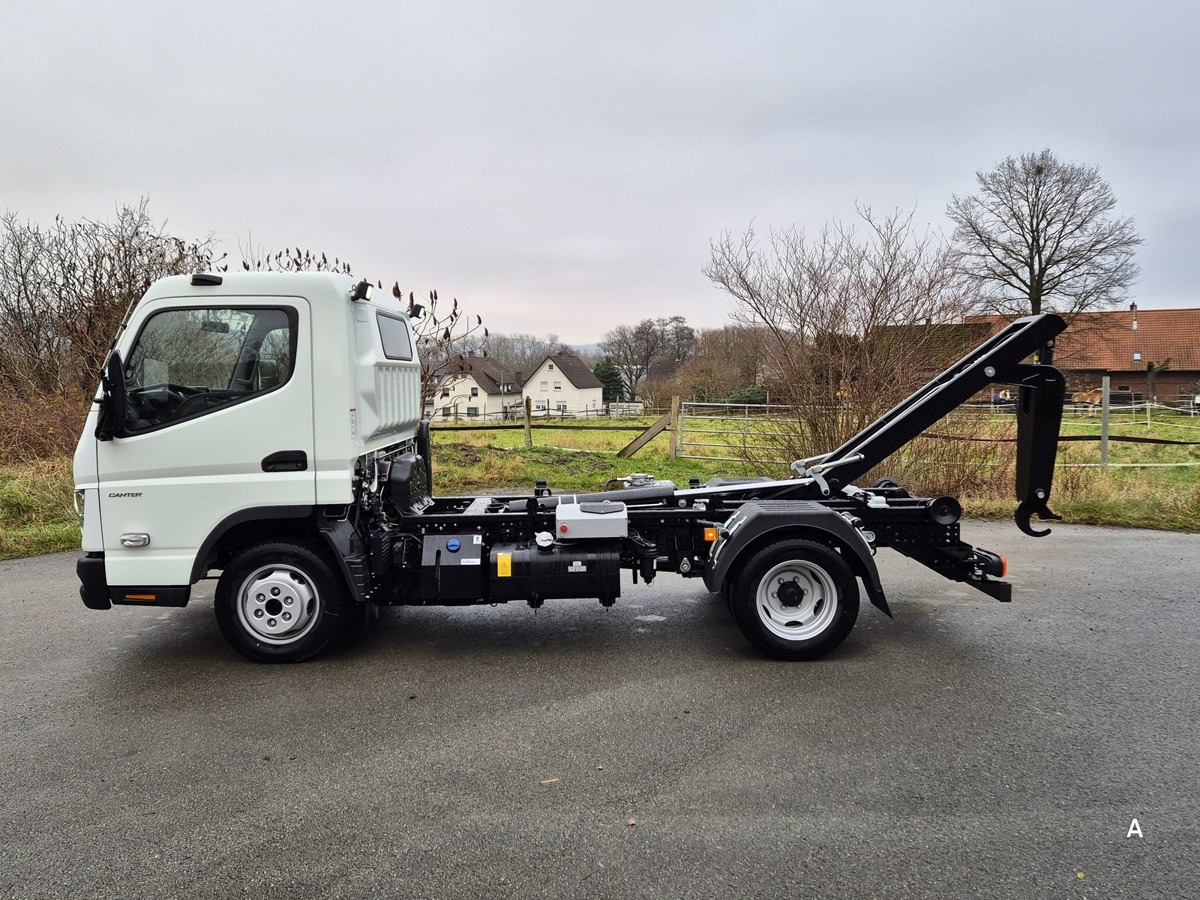 FUSO 3C15 Duonic Aut.City Abrollkipper AHK 3.5T sofor - Horgos rakodó teherautó: 4 kép. FUSO 3C15 Duonic Aut.City Abrollkipper AHK 3.5T sofor - Horgos rakodó teherautó: 4 kép.