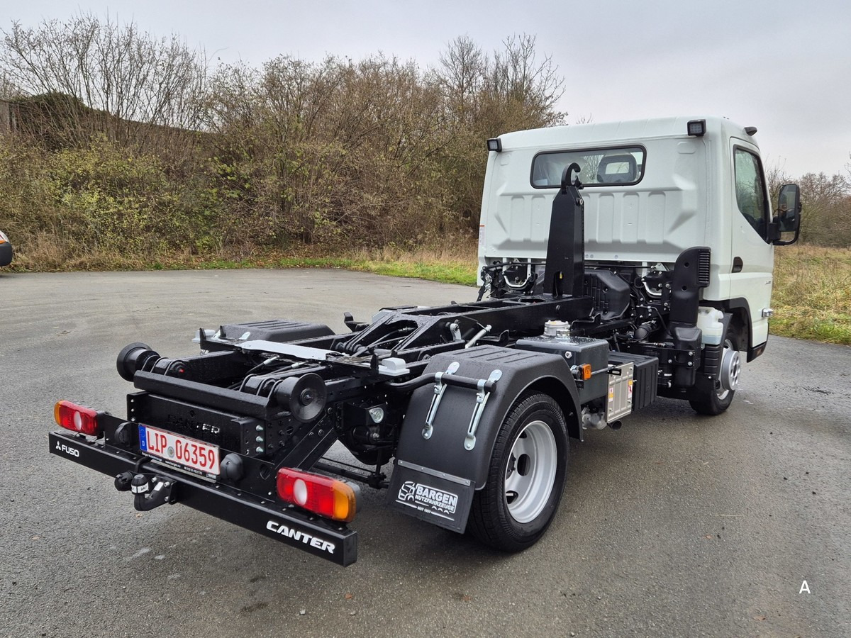 FUSO 3C15 Duonic Aut.City Abrollkipper AHK 3.5T sofor - Horgos rakodó teherautó: 5 kép. FUSO 3C15 Duonic Aut.City Abrollkipper AHK 3.5T sofor - Horgos rakodó teherautó: 5 kép.