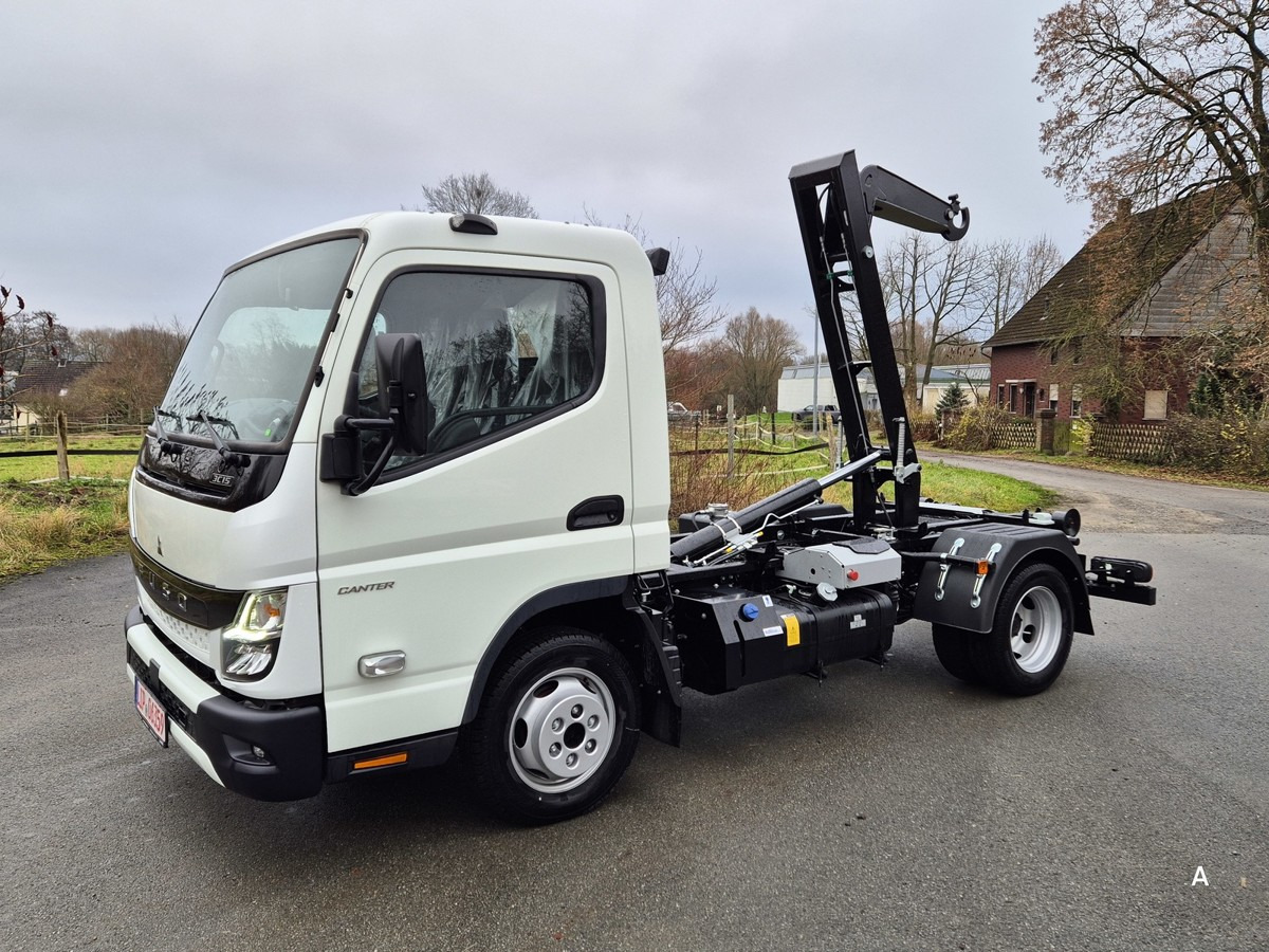 FUSO 3C15 Duonic Aut.City Abrollkipper AHK 3.5T sofor - Horgos rakodó teherautó: 1 kép. FUSO 3C15 Duonic Aut.City Abrollkipper AHK 3.5T sofor - Horgos rakodó teherautó: 1 kép.
