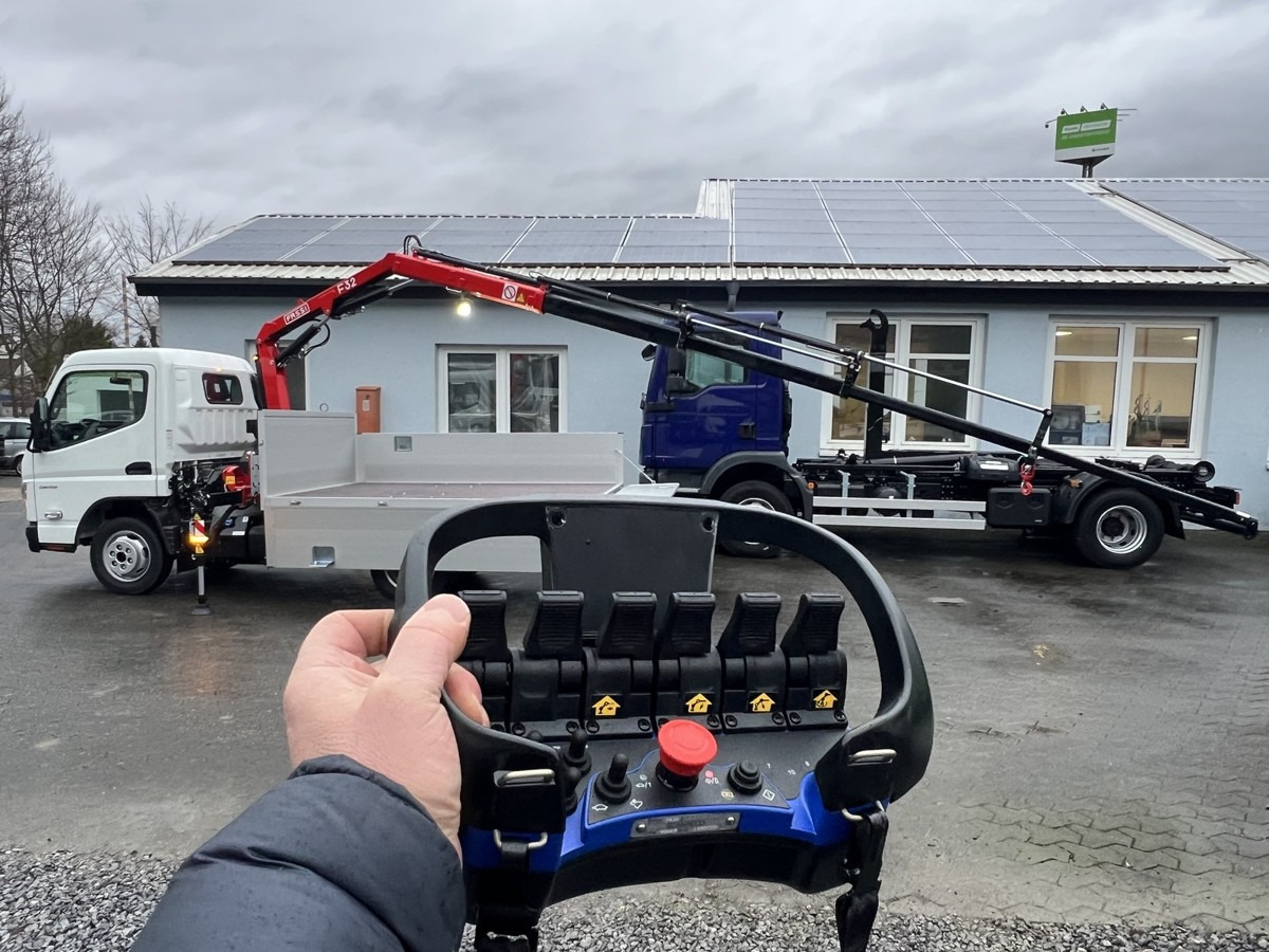 FUSO 3S15 Alu Pritsche 2.80m Ladekran Funk! - Platós kisteherautó: 2 kép. FUSO 3S15 Alu Pritsche 2.80m Ladekran Funk! - Platós kisteherautó: 2 kép.