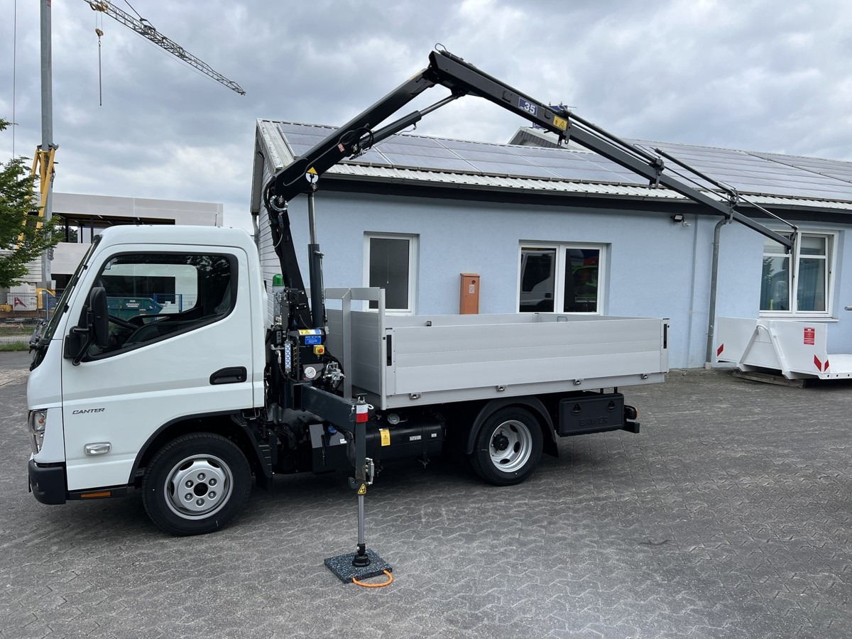 FUSO 3S15 Alu Pritsche 2.80m Ladekran - Platós kisteherautó: 2 kép. FUSO 3S15 Alu Pritsche 2.80m Ladekran - Platós kisteherautó: 2 kép.