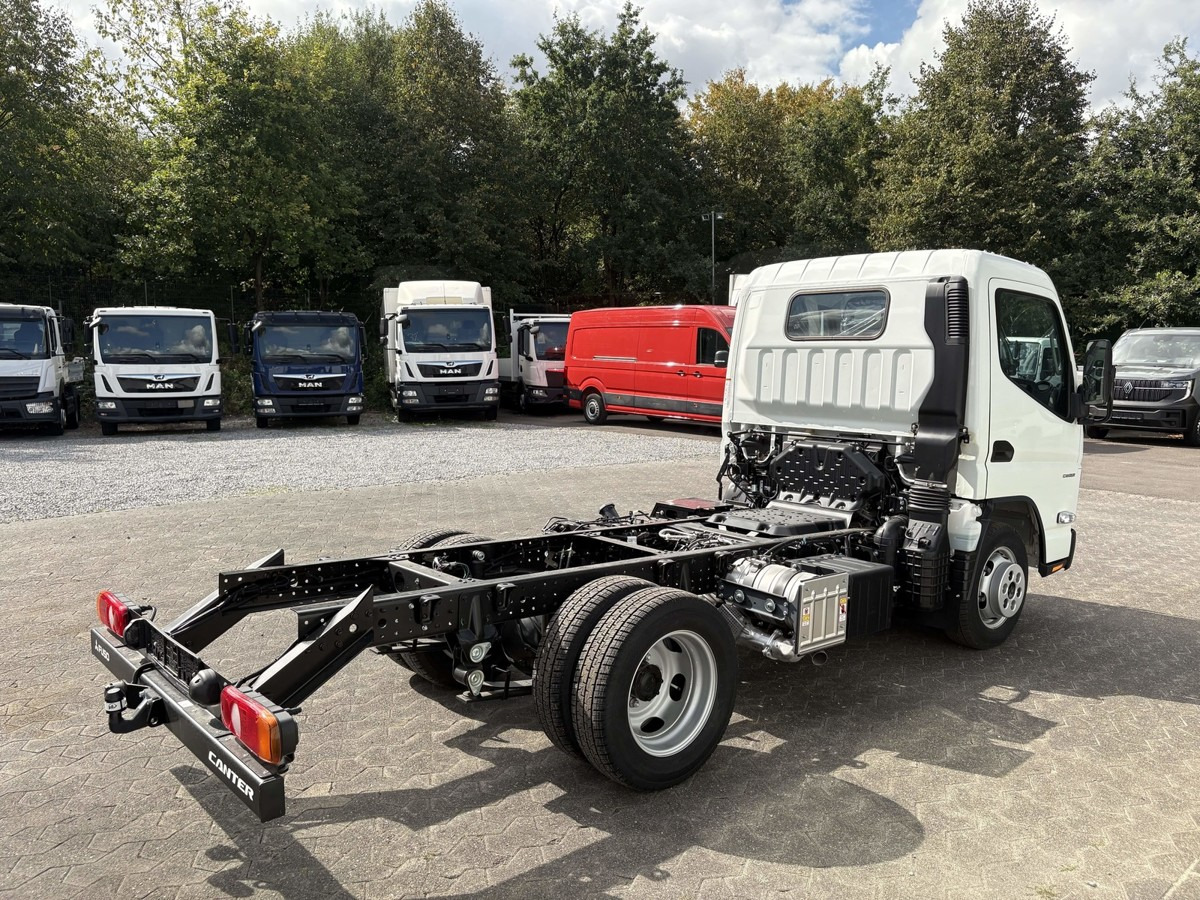 FUSO 3S15 Fahrgestell 2500 Nebenantrieb - Alvaz teherautó: 5 kép. FUSO 3S15 Fahrgestell 2500 Nebenantrieb - Alvaz teherautó: 5 kép.