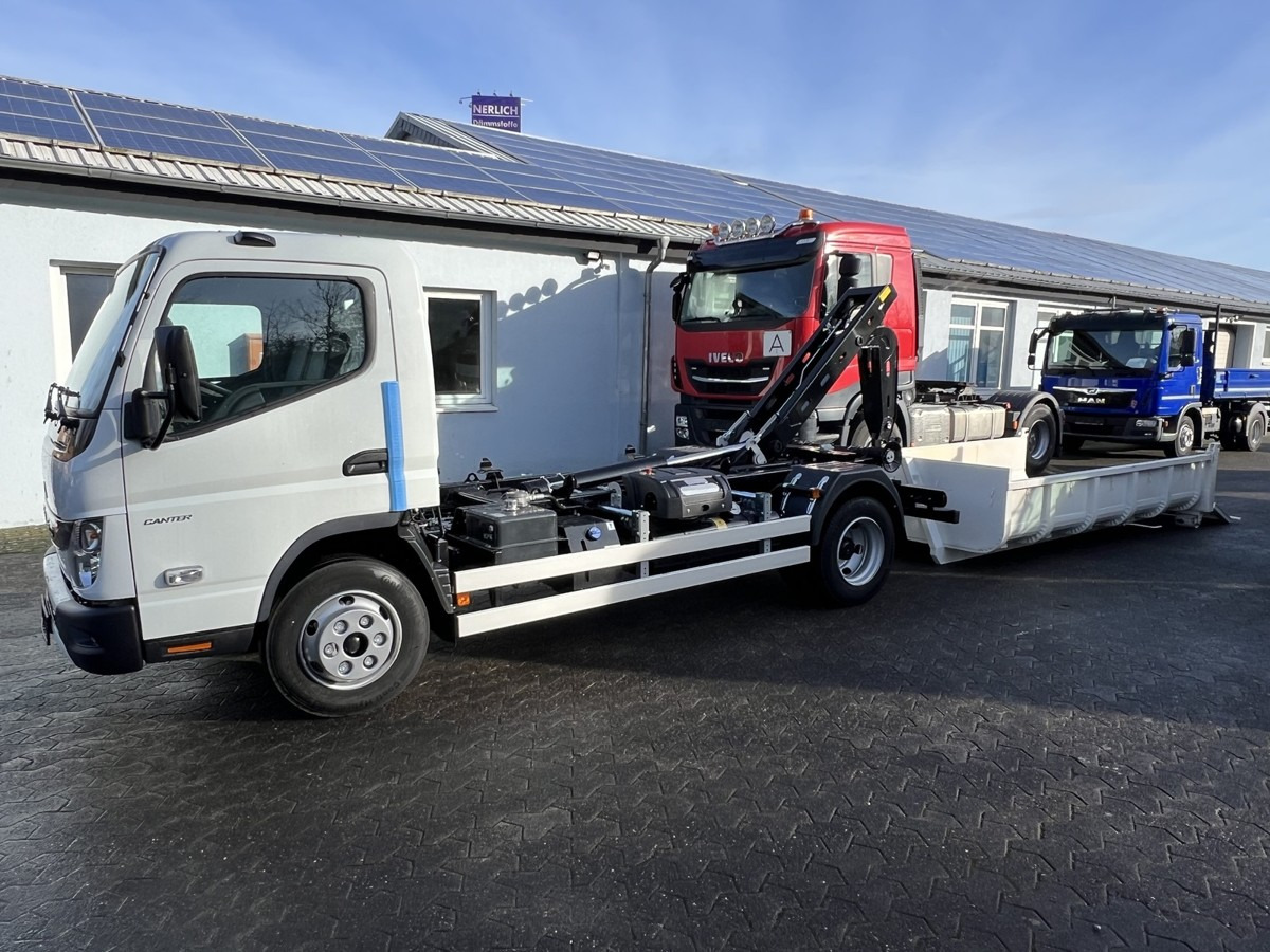 FUSO Canter FUSO 7C18 City Abrollkipper Miete - Horgos rakodó teherautó: 3 kép. FUSO Canter FUSO 7C18 City Abrollkipper Miete - Horgos rakodó teherautó: 3 kép.