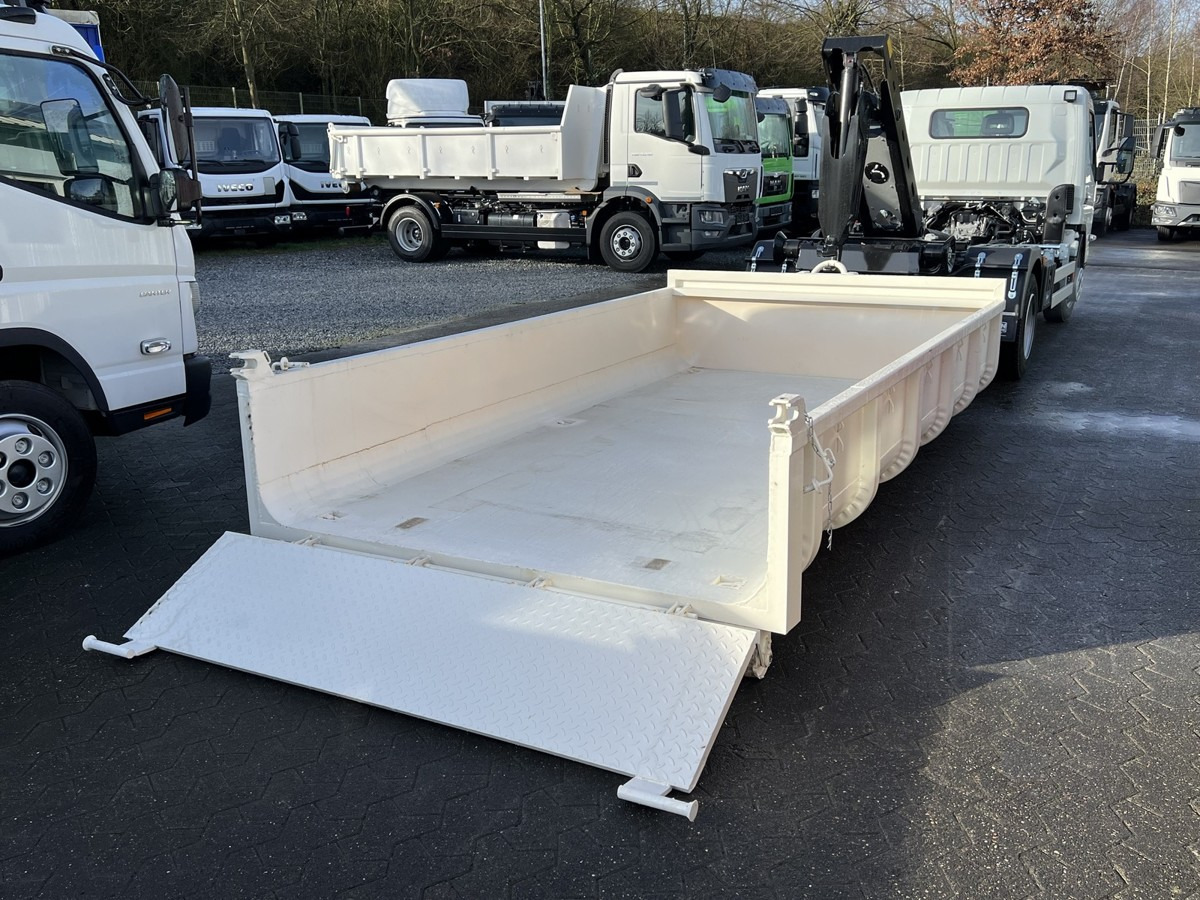 FUSO Canter FUSO 7C18 City Abrollkipper - Horgos rakodó teherautó: 4 kép. FUSO Canter FUSO 7C18 City Abrollkipper - Horgos rakodó teherautó: 4 kép.