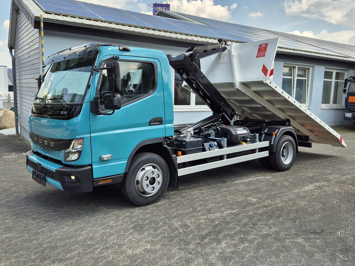 FUSO Canter FUSO 9C18 City Abrollkipper Krokbil Color - Horgos rakodó teherautó, Darus autó: 2 kép. FUSO Canter FUSO 9C18 City Abrollkipper Krokbil Color - Horgos rakodó teherautó, Darus autó: 2 kép.