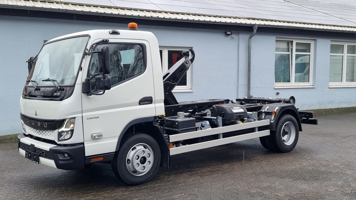 FUSO Canter FUSO 9C18 Duonic City Abrollkipper - Horgos rakodó teherautó: 3 kép. FUSO Canter FUSO 9C18 Duonic City Abrollkipper - Horgos rakodó teherautó: 3 kép.