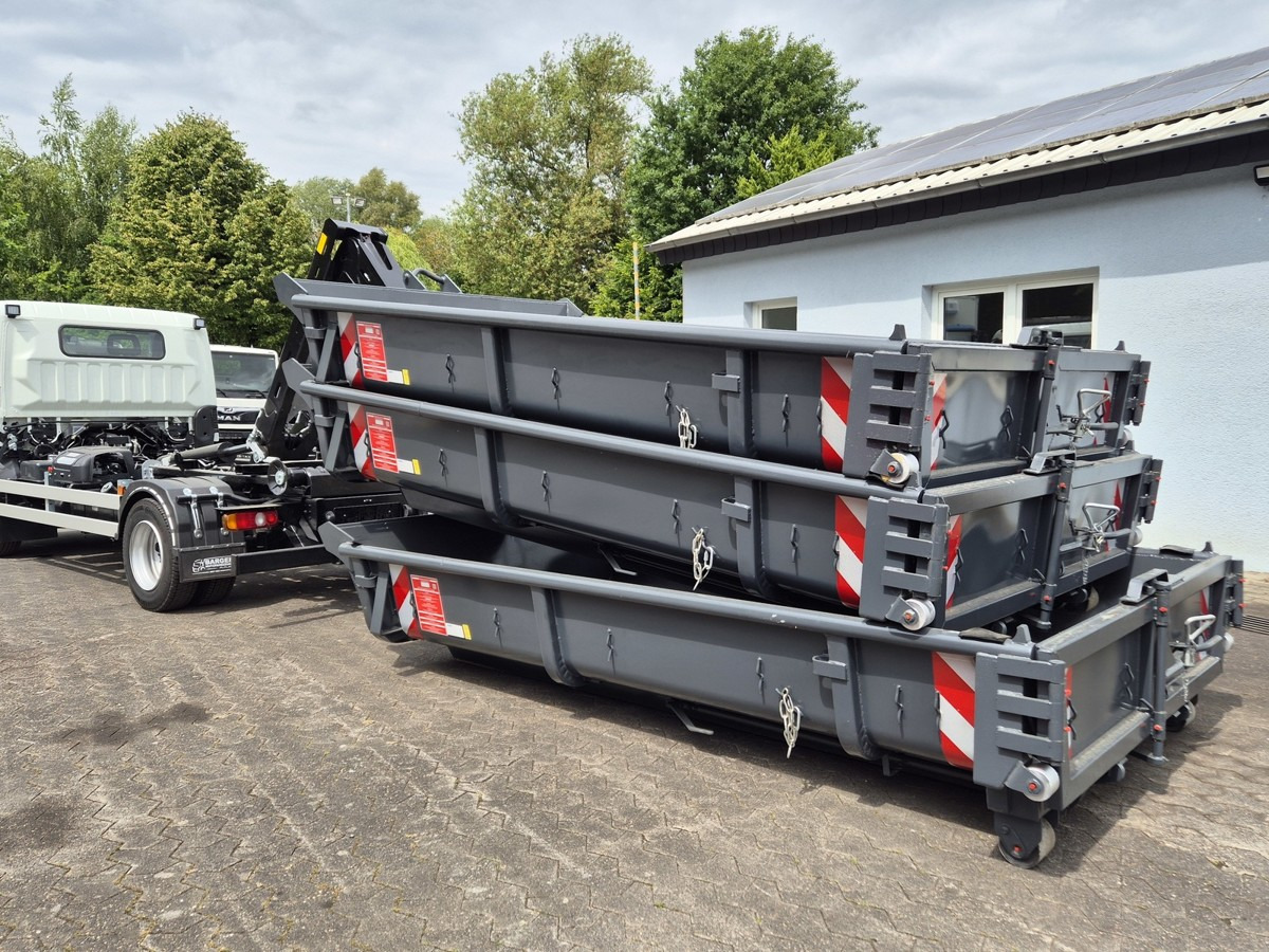 FUSO FUSO 9C18 40km/h City Abrollkipper WLF Swiss CH - Horgos rakodó teherautó: 2 kép. FUSO FUSO 9C18 40km/h City Abrollkipper WLF Swiss CH - Horgos rakodó teherautó: 2 kép.