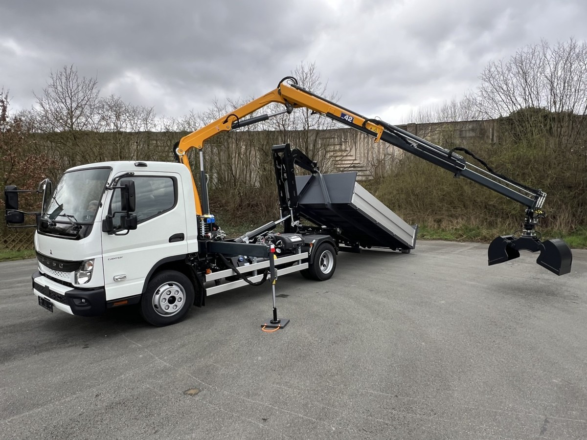 FUSO FUSO 9C18 City Abrollkipper + Ladekran m.Greifer - Horgos rakodó teherautó, Darus autó: 1 kép. FUSO FUSO 9C18 City Abrollkipper + Ladekran m.Greifer - Horgos rakodó teherautó, Darus autó: 1 kép.
