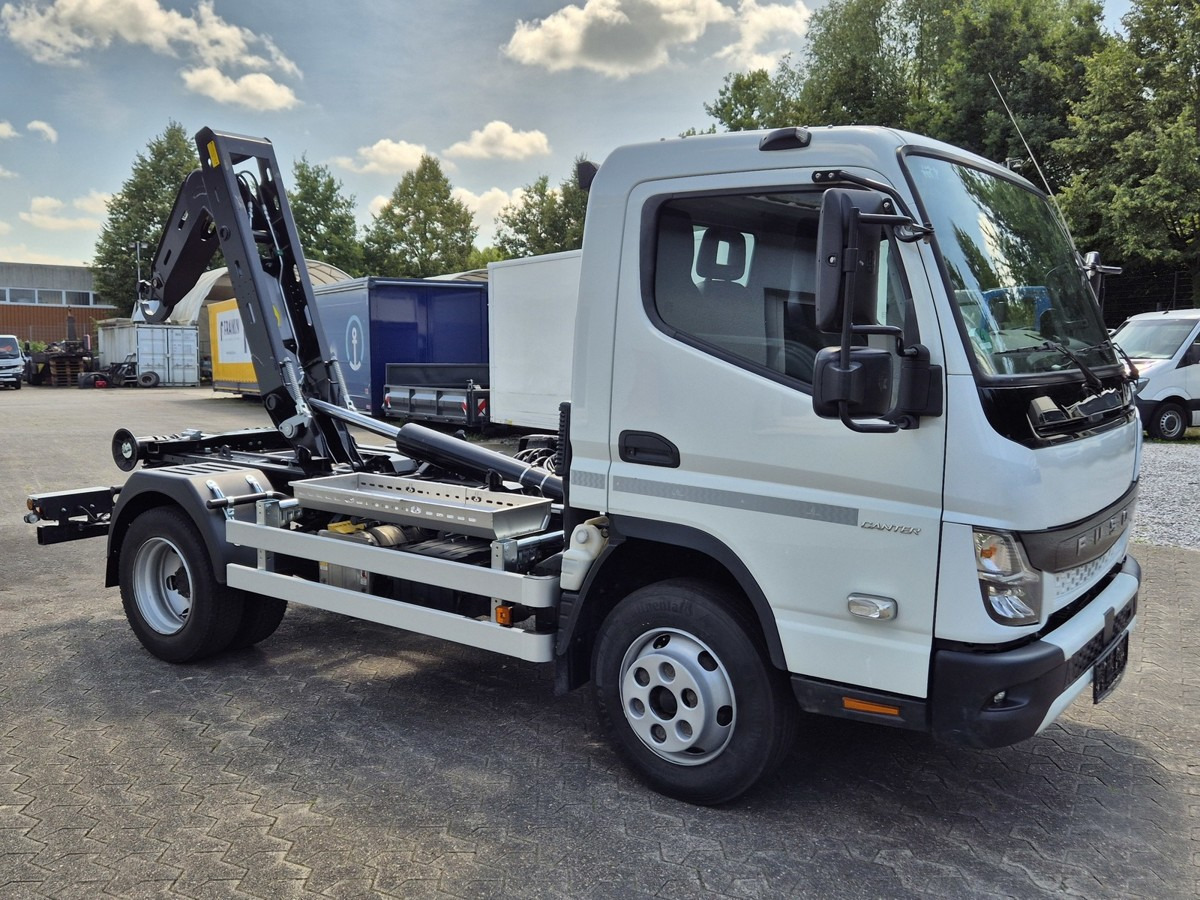 FUSO Fuso Canter 7C18 City Abrollkipper AHK Hooklift - Horgos rakodó teherautó: 4 kép. FUSO Fuso Canter 7C18 City Abrollkipper AHK Hooklift - Horgos rakodó teherautó: 4 kép.