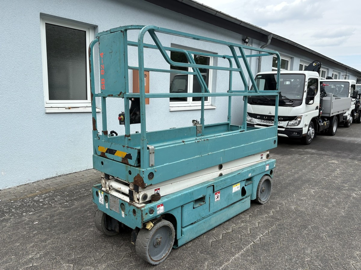 GENIE Haulotte Compact 8 baugleich GS 2032 sofort verf - Ollós emelő: 1 kép. GENIE Haulotte Compact 8 baugleich GS 2032 sofort verf - Ollós emelő: 1 kép.