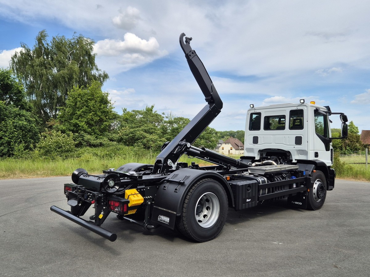 IVECO Euro Cargo 180E32 4x2 Abrollkipper Teleskoparm - Horgos rakodó teherautó: 4 kép. IVECO Euro Cargo 180E32 4x2 Abrollkipper Teleskoparm - Horgos rakodó teherautó: 4 kép.