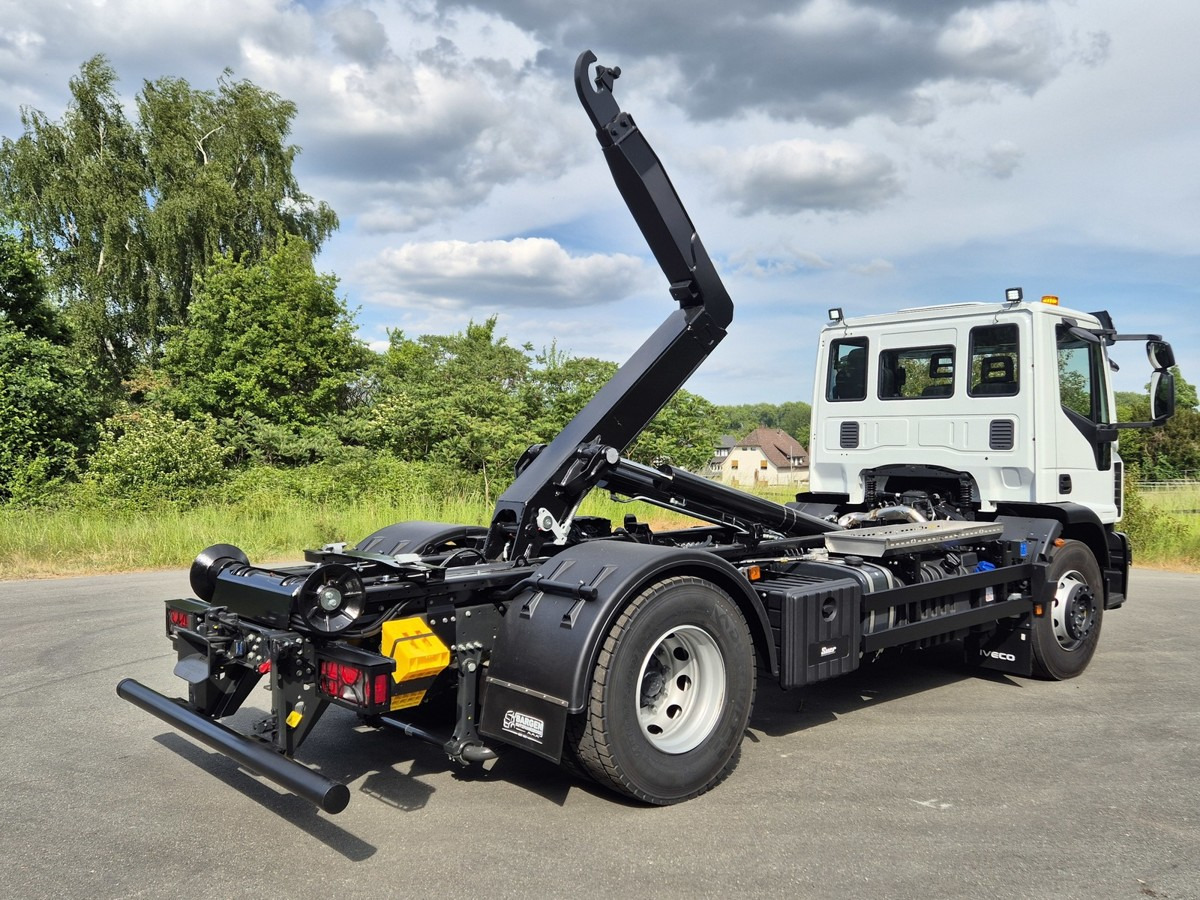 IVECO Euro Cargo 180E32 4x2 Abrollkipper Teleskoparm - Horgos rakodó teherautó: 5 kép. IVECO Euro Cargo 180E32 4x2 Abrollkipper Teleskoparm - Horgos rakodó teherautó: 5 kép.