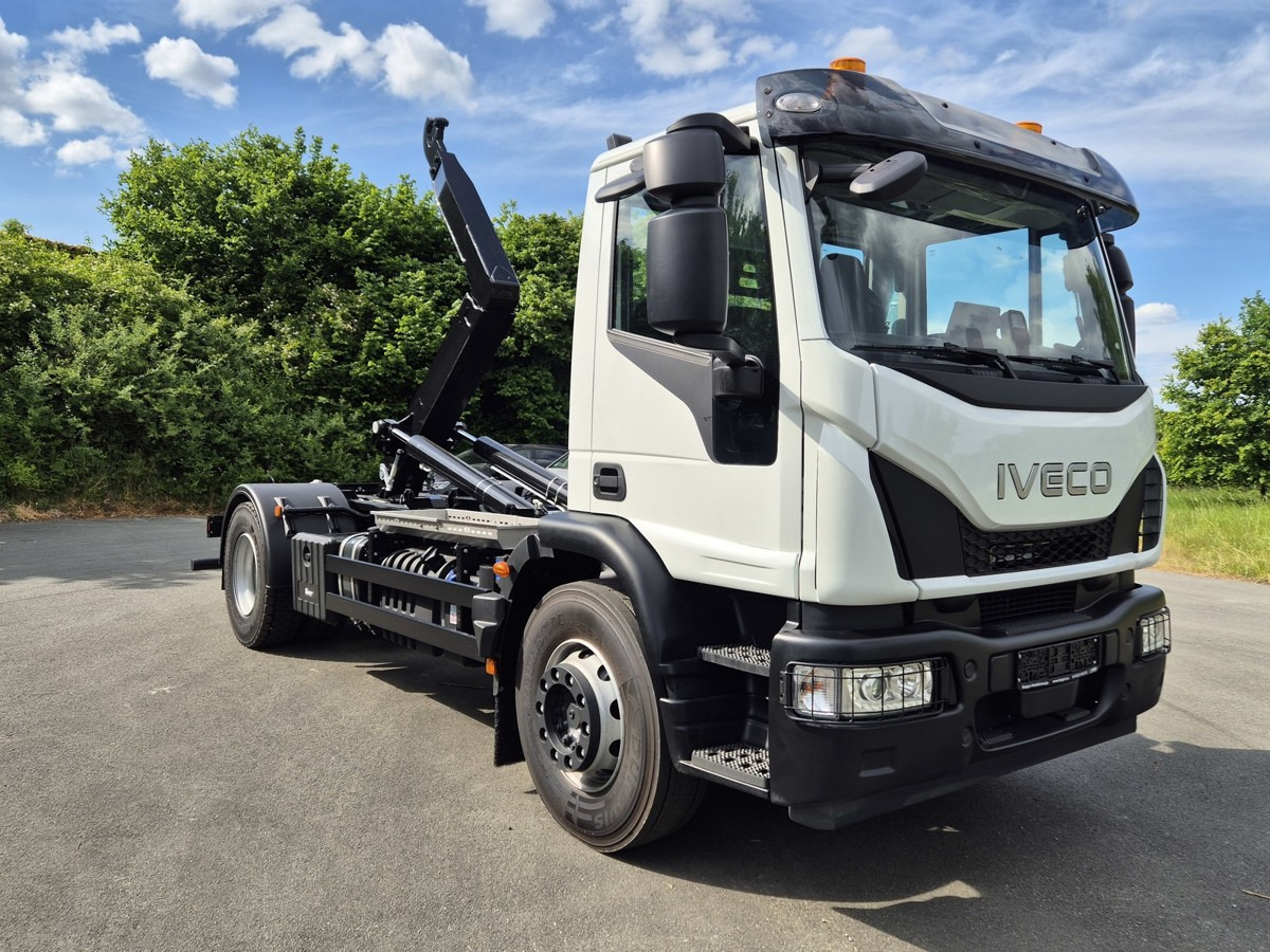 IVECO Euro Cargo 180E32 4x2 Abrollkipper Teleskoparm - Horgos rakodó teherautó: 2 kép. IVECO Euro Cargo 180E32 4x2 Abrollkipper Teleskoparm - Horgos rakodó teherautó: 2 kép.