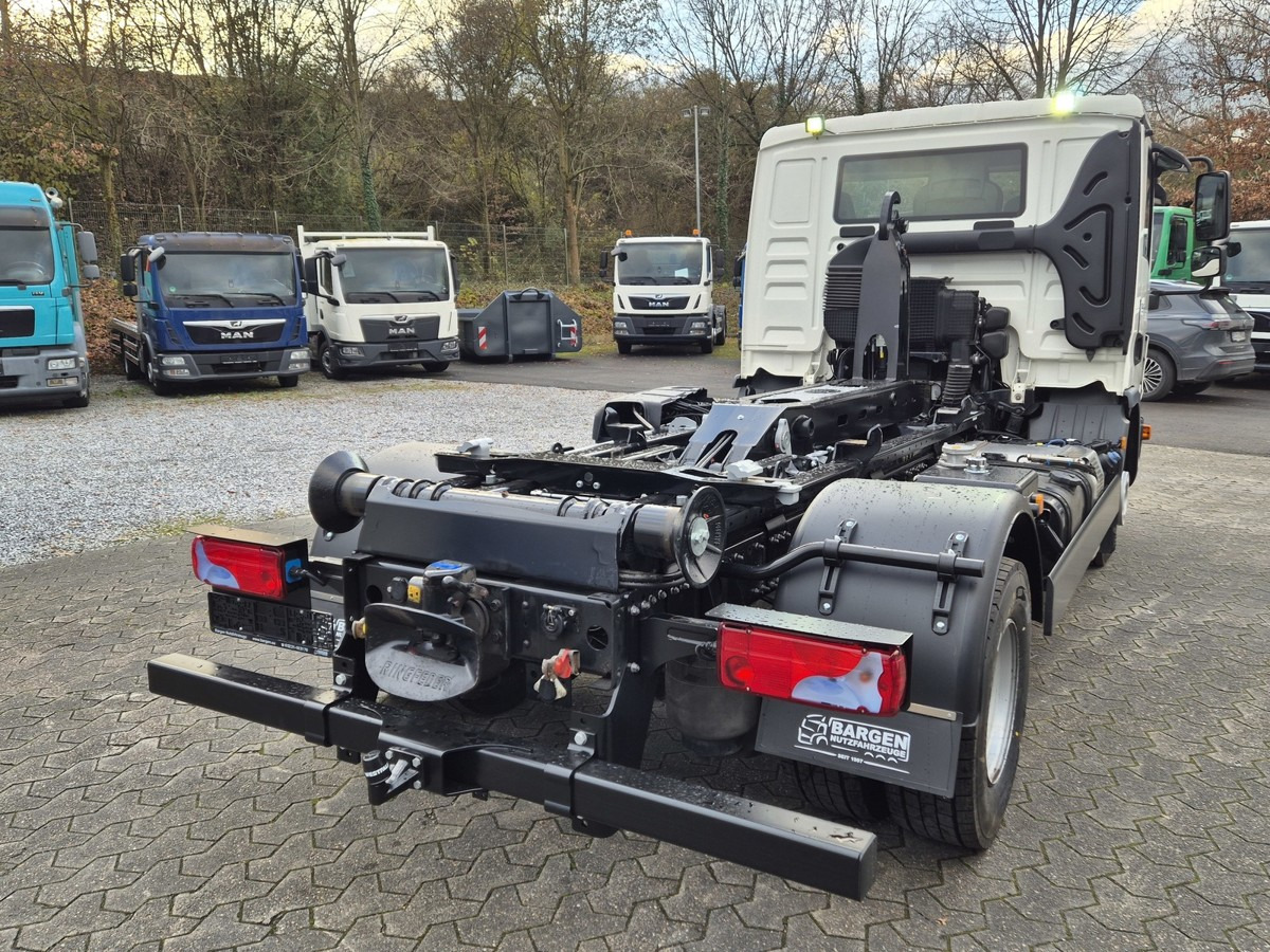 MAN TGL 12.250 BL City Abrollkipper AHK Euro 6 - Horgos rakodó teherautó: 3 kép. MAN TGL 12.250 BL City Abrollkipper AHK Euro 6 - Horgos rakodó teherautó: 3 kép.