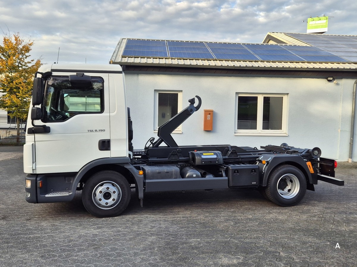 MAN TGL 8.190 BL City Abrollkipper Aut., 2 x AHK sof - Horgos rakodó teherautó: 4 kép. MAN TGL 8.190 BL City Abrollkipper Aut., 2 x AHK sof - Horgos rakodó teherautó: 4 kép.