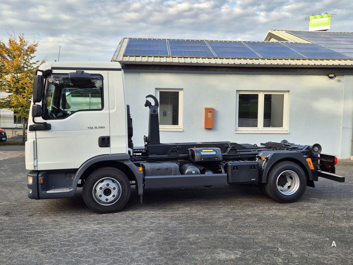 MAN TGL 8.190 BL City Abrollkipper Aut., 2 x AHK sof - Horgos rakodó teherautó: 3 kép. MAN TGL 8.190 BL City Abrollkipper Aut., 2 x AHK sof - Horgos rakodó teherautó: 3 kép.