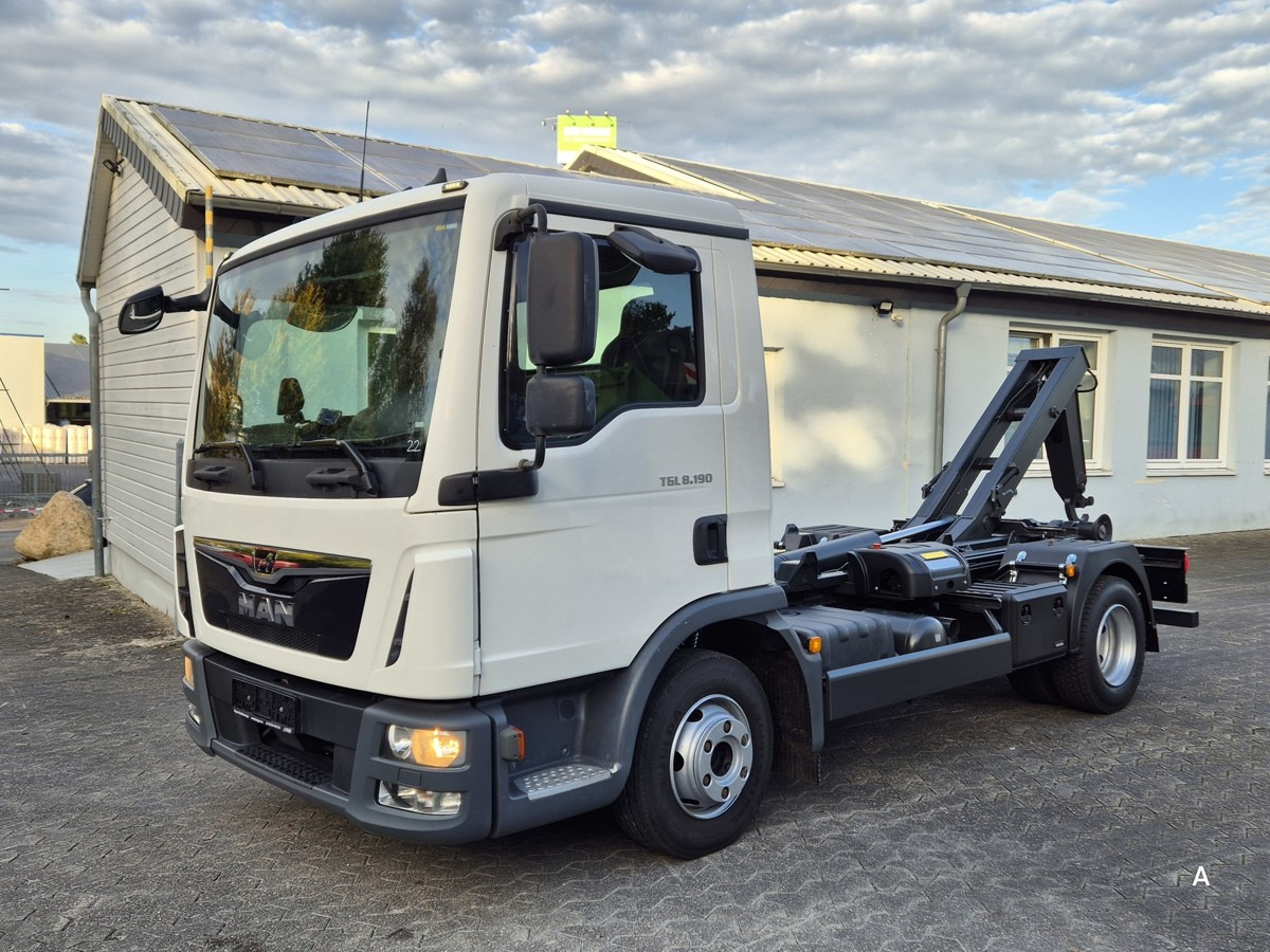 MAN TGL 8.190 BL City Abrollkipper Aut., 2 x AHK sof - Horgos rakodó teherautó: 2 kép. MAN TGL 8.190 BL City Abrollkipper Aut., 2 x AHK sof - Horgos rakodó teherautó: 2 kép.