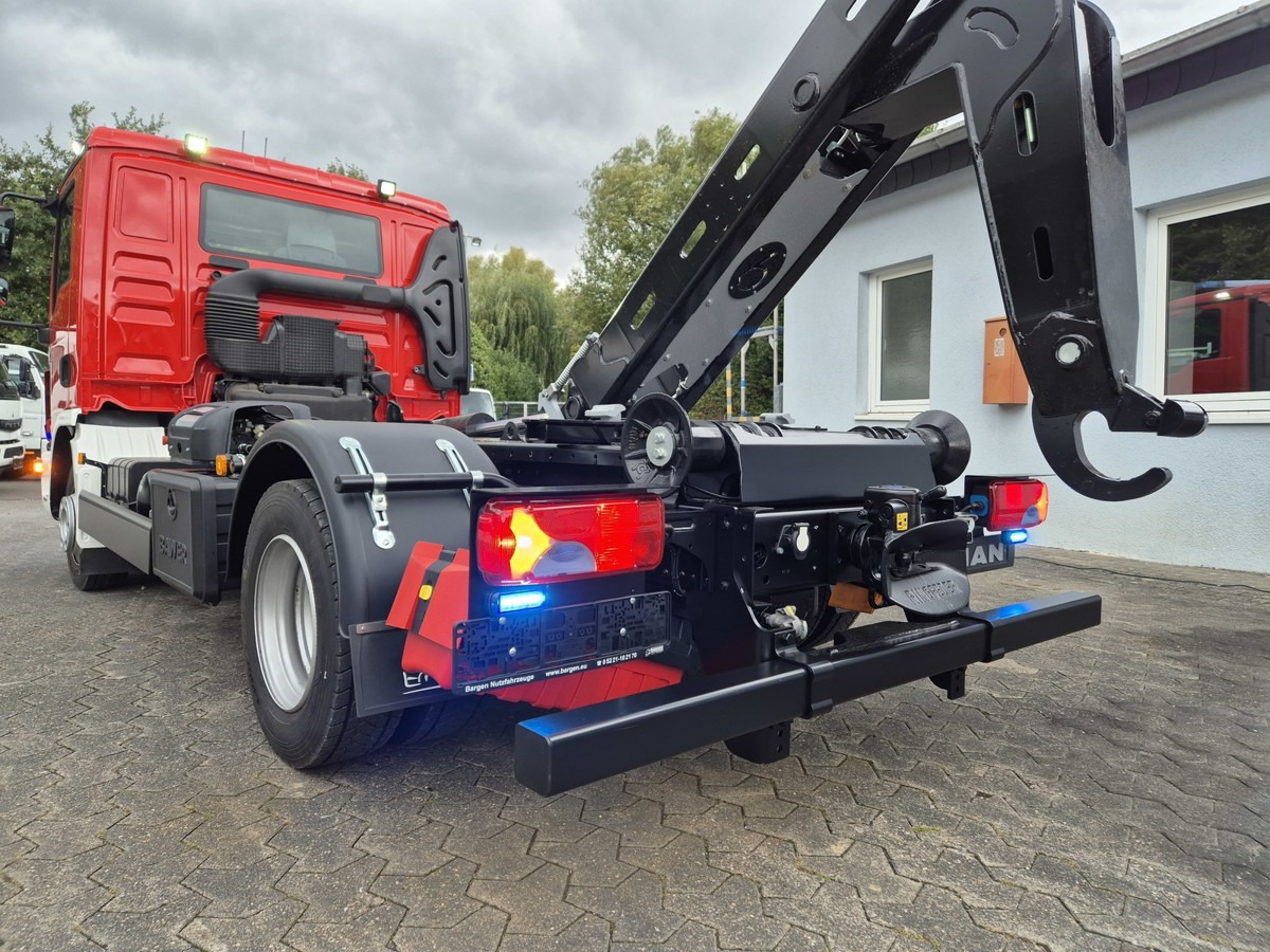 MAN TGL 8.190 Feuerwehrfahrzeug City Abrollkipper - Horgos rakodó teherautó: 4 kép. MAN TGL 8.190 Feuerwehrfahrzeug City Abrollkipper - Horgos rakodó teherautó: 4 kép.