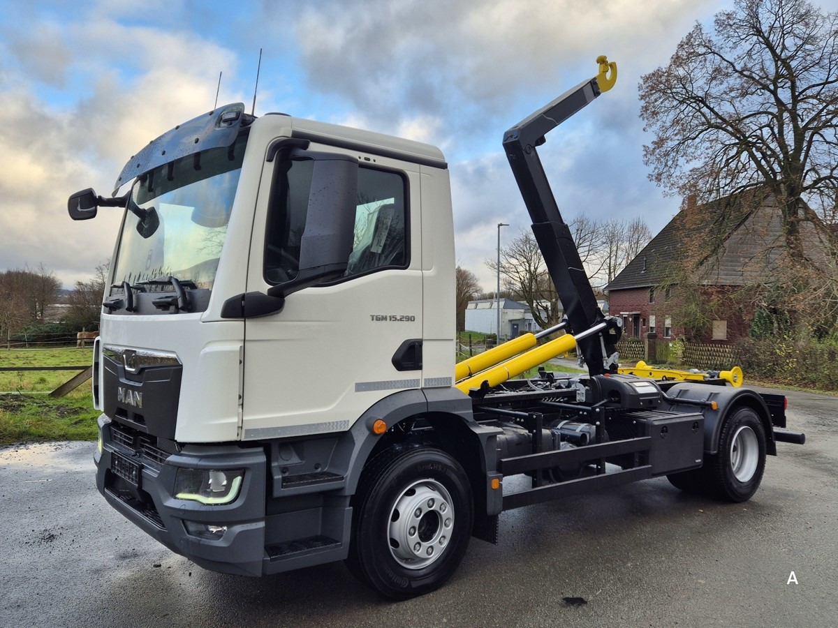 MAN TGM 15.290 BL Abrollkipper PowerMatic Standheiz. - Horgos rakodó teherautó: 1 kép. MAN TGM 15.290 BL Abrollkipper PowerMatic Standheiz. - Horgos rakodó teherautó: 1 kép.