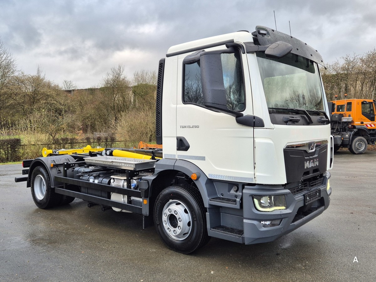 MAN TGM 15.290 BL Abrollkipper PowerMatic Standheiz. - Horgos rakodó teherautó: 2 kép. MAN TGM 15.290 BL Abrollkipper PowerMatic Standheiz. - Horgos rakodó teherautó: 2 kép.
